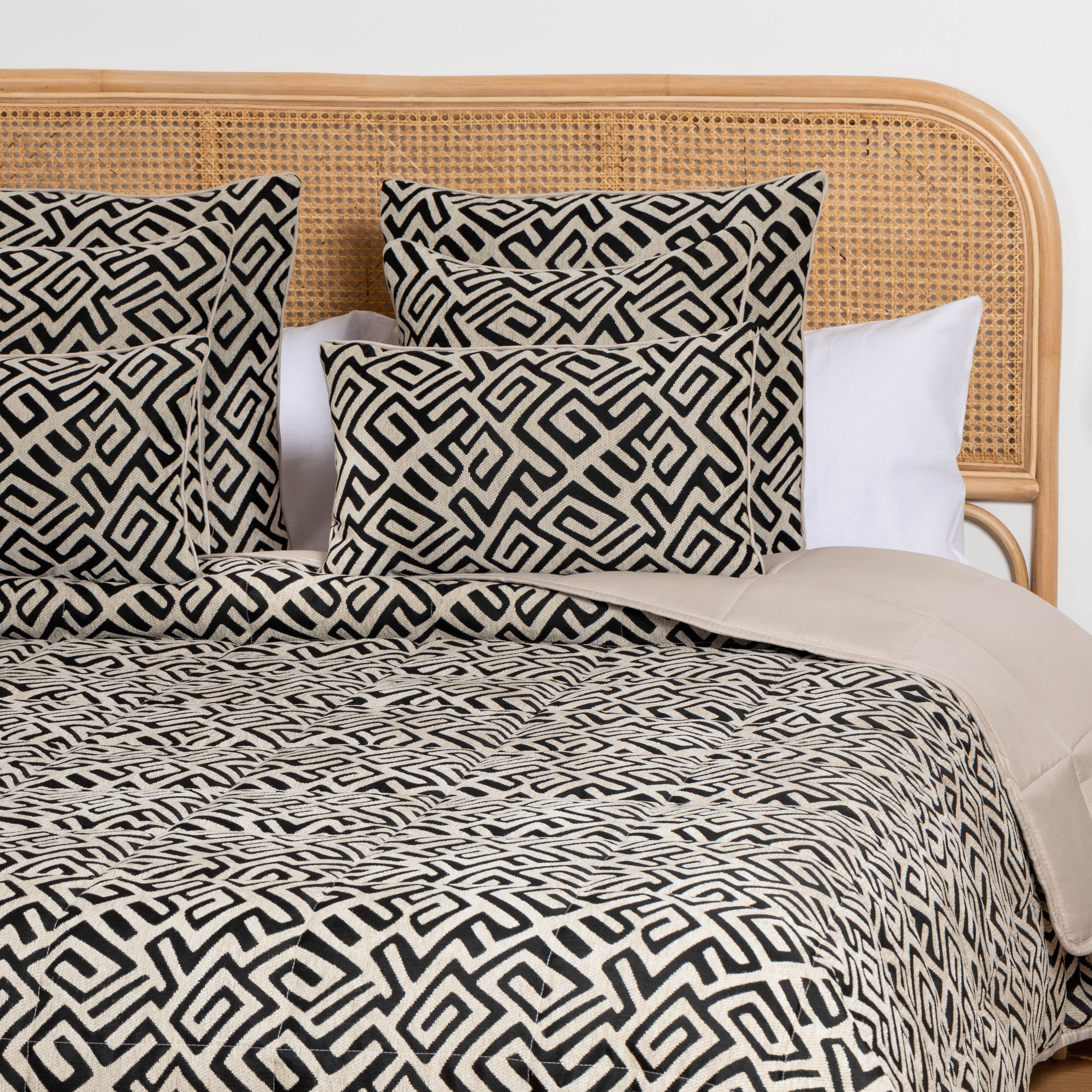 Colcha Arzai em chenille jacquard bege - preto - 120g