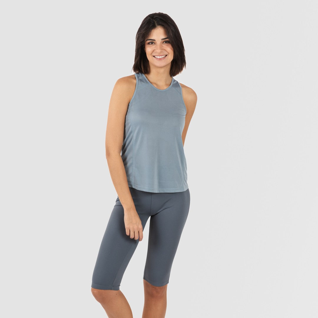 Conjunto esportivo feminino com leggings curtas em tons de índigo claro e escuro.