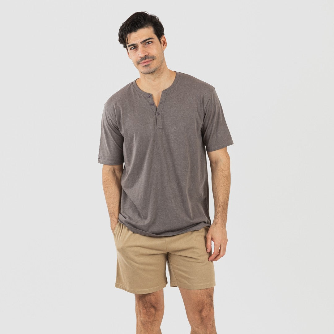 Pijama curto masculino com botões, nas cores bege e areia.