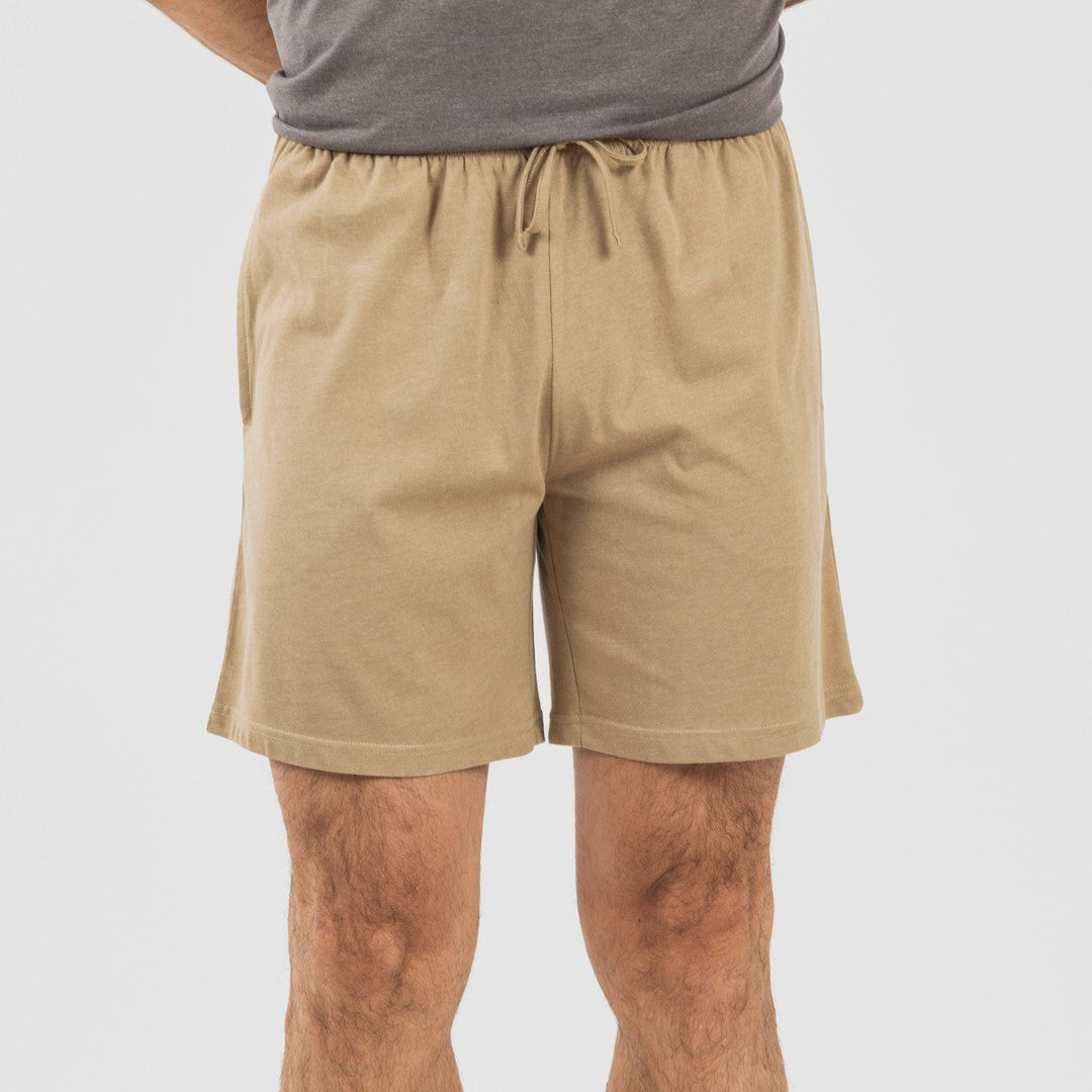 Pijama curto masculino com botões, nas cores bege e areia.