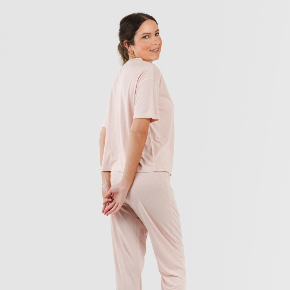 Pijama feminino de viscose lisa, manga curta e comprimento longo.