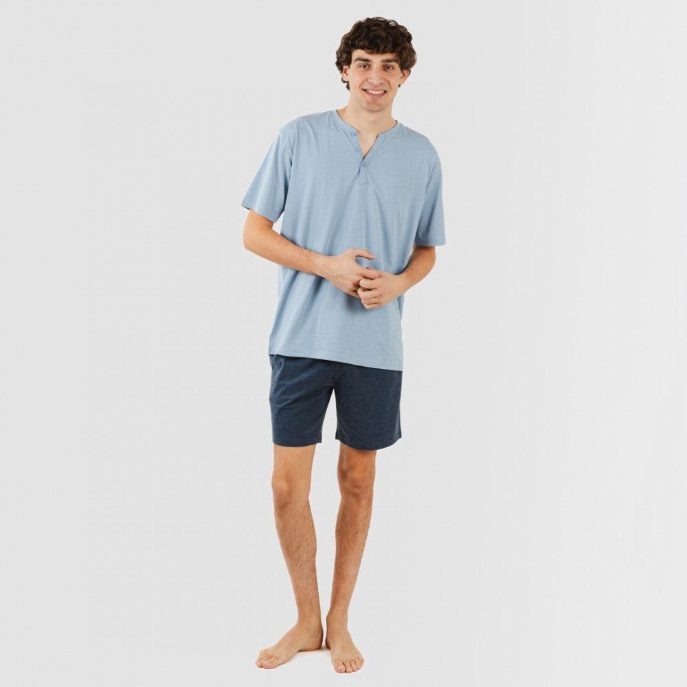 Pijama masculino curto com botões, nas cores índigo e azul marinho.