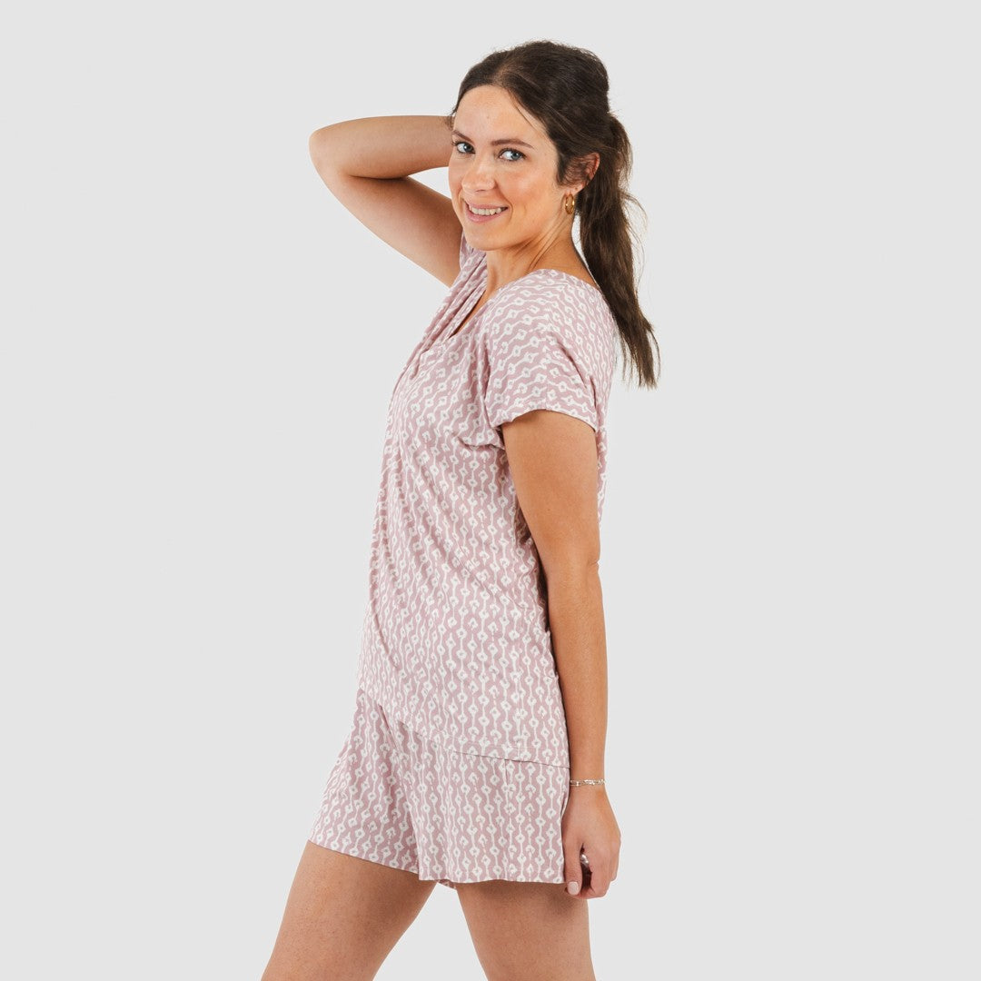 Pijama feminino Ellene de viscose, manga curta e modelagem fluida, na cor rosa claro.