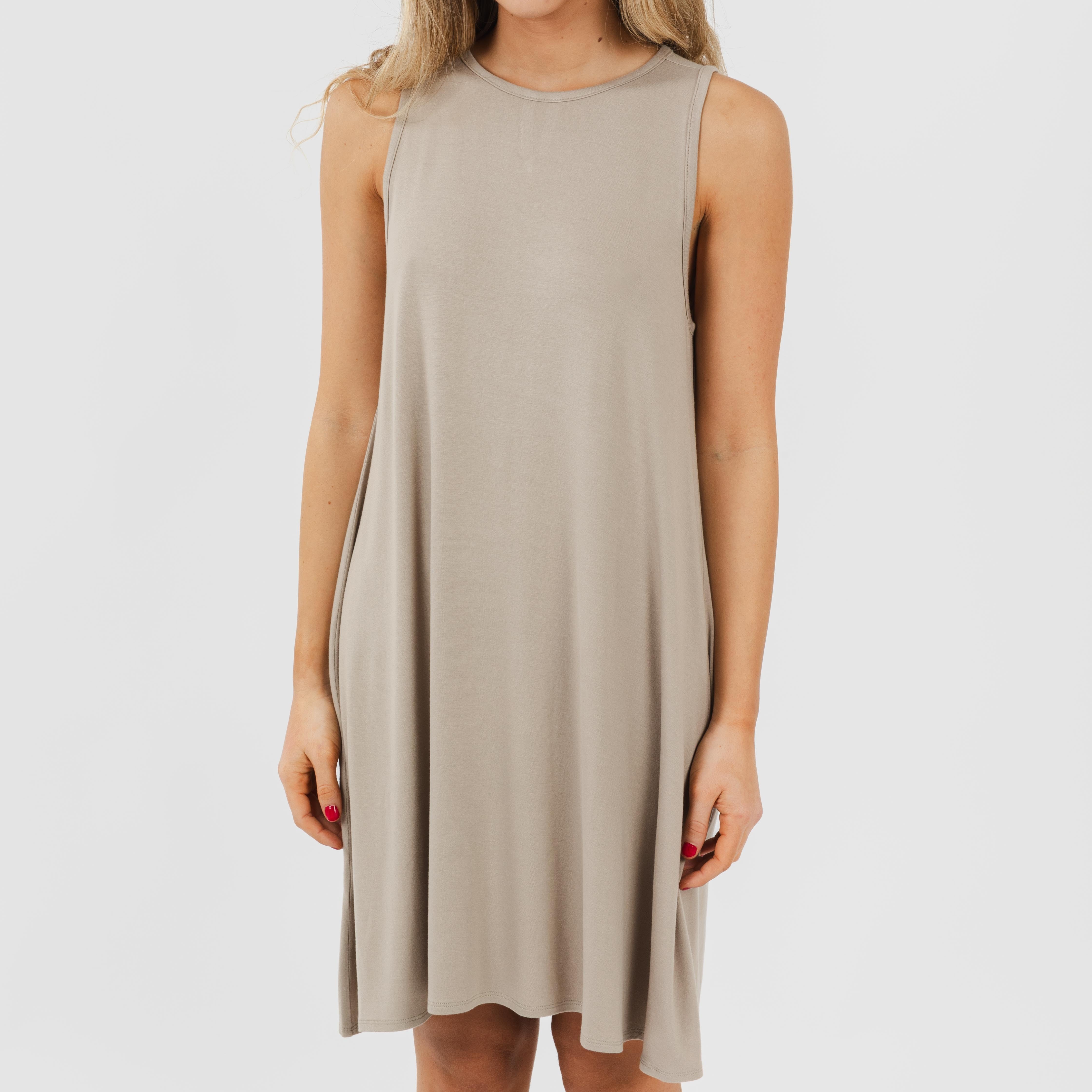 Vestido curto com alças, em viscose lisa.