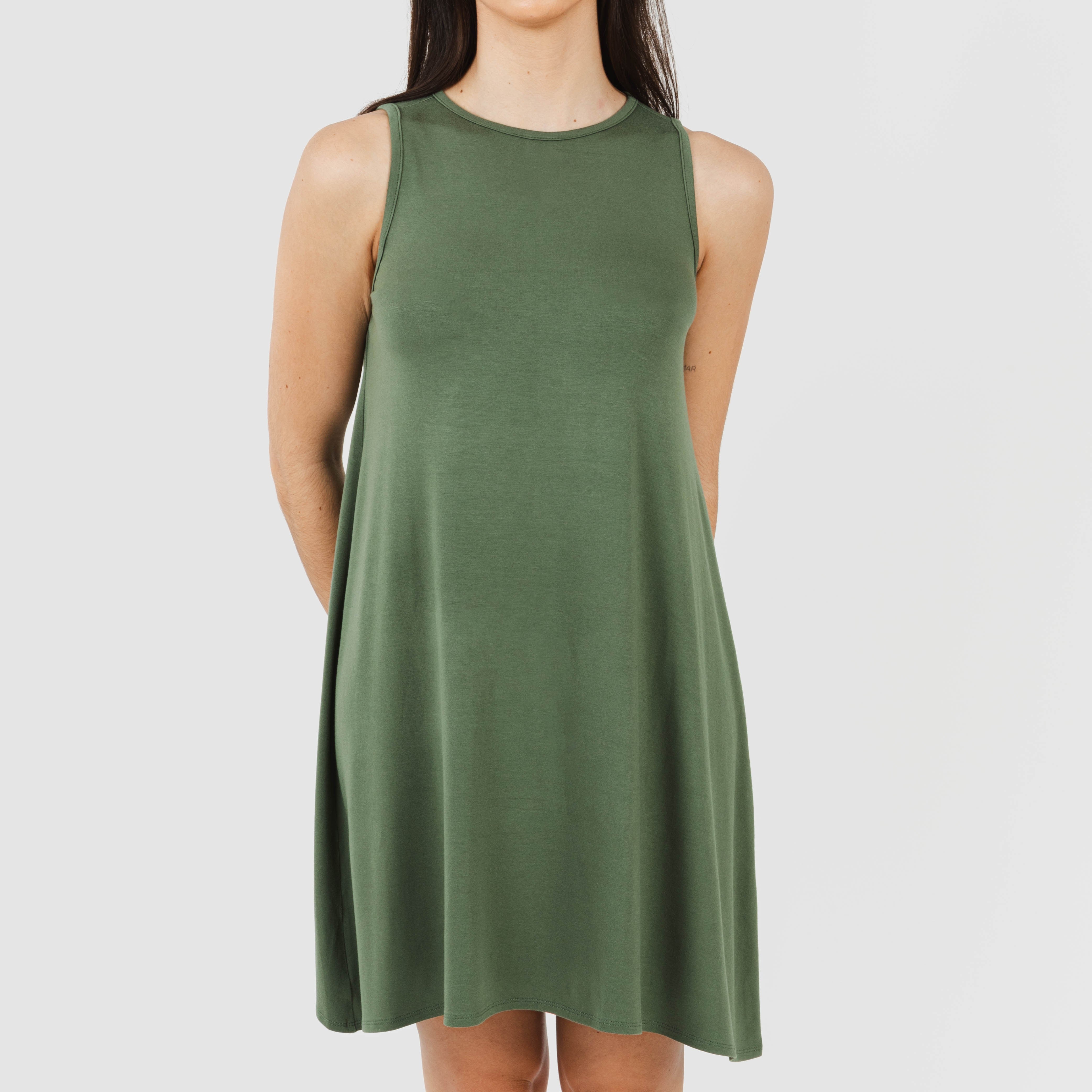 Vestido curto com alças, em viscose lisa.