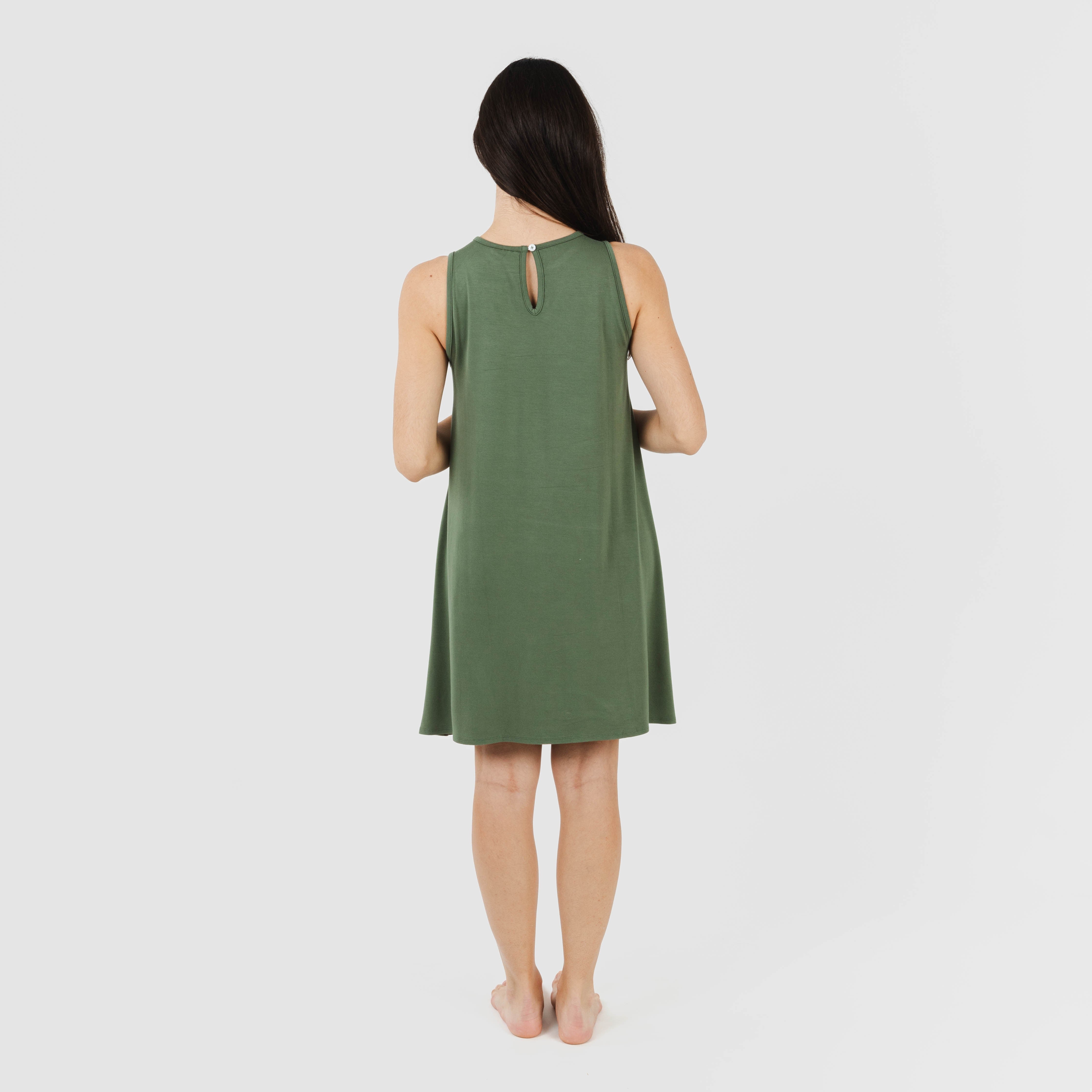 Vestido curto com alças, em viscose lisa.