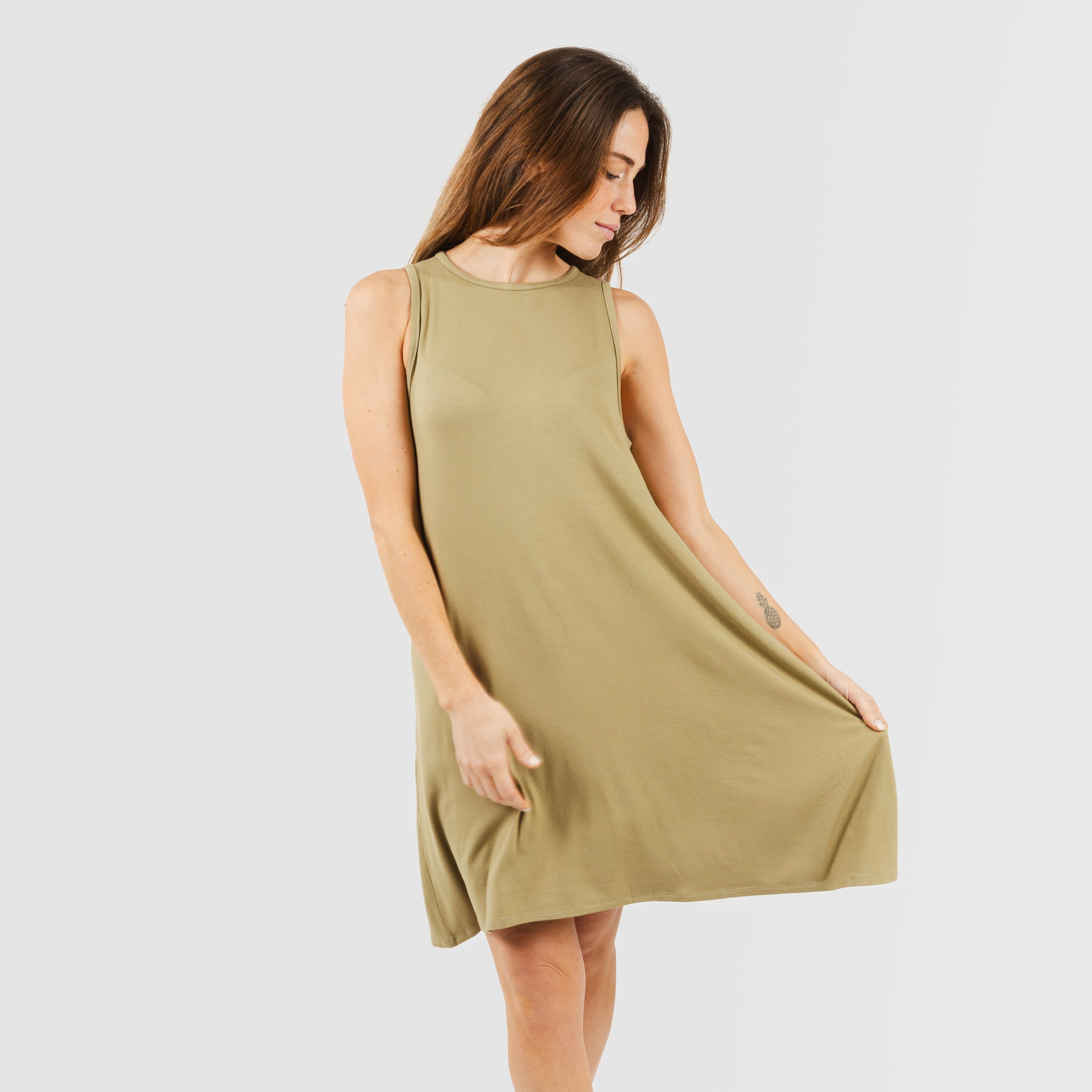 Vestido curto com alças, em viscose lisa.