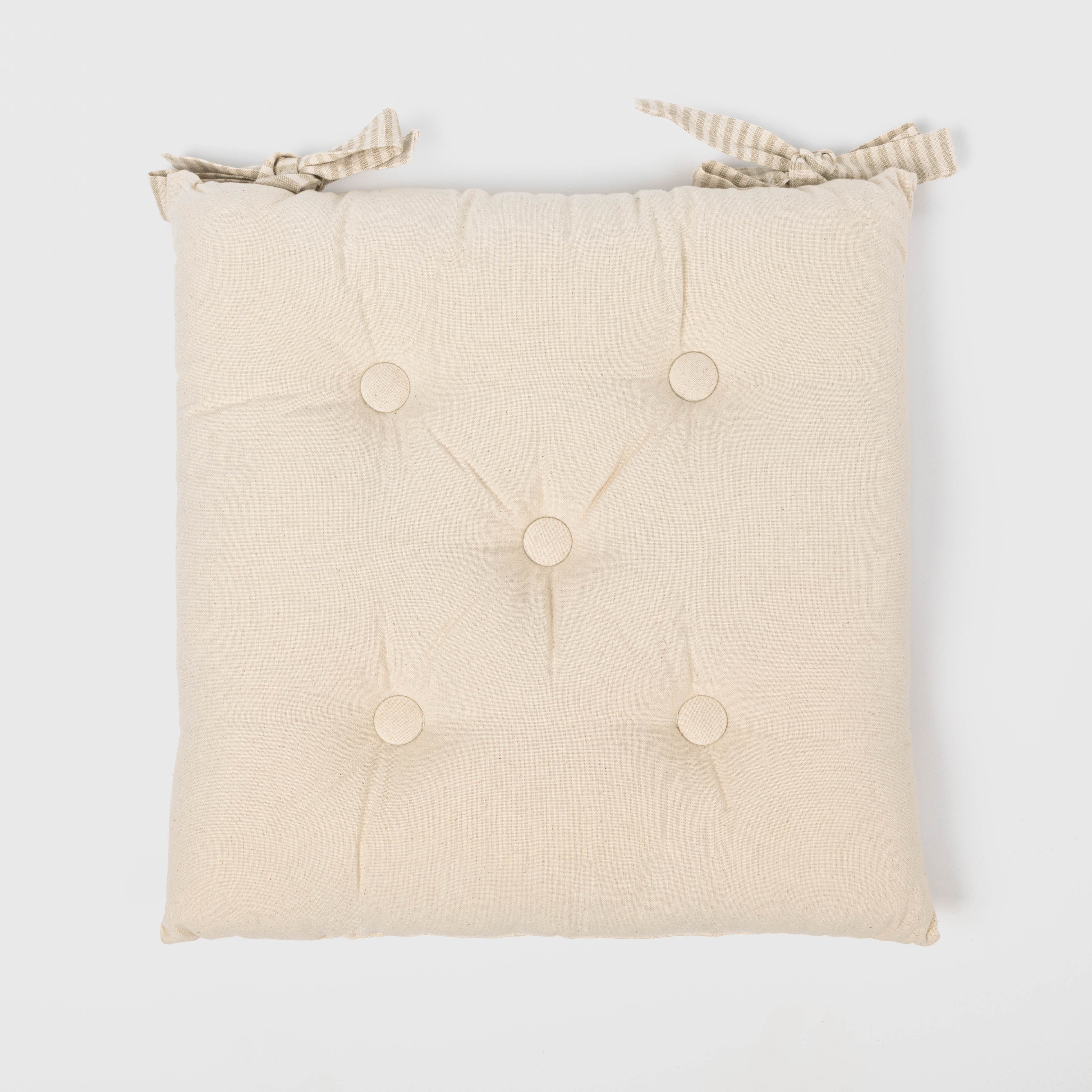 Almofada de algodão simples com botões e ferro de passar.