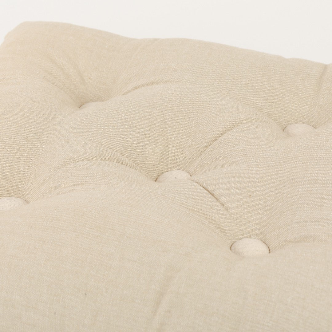 Almofada de algodão simples com botões e ferro de passar.