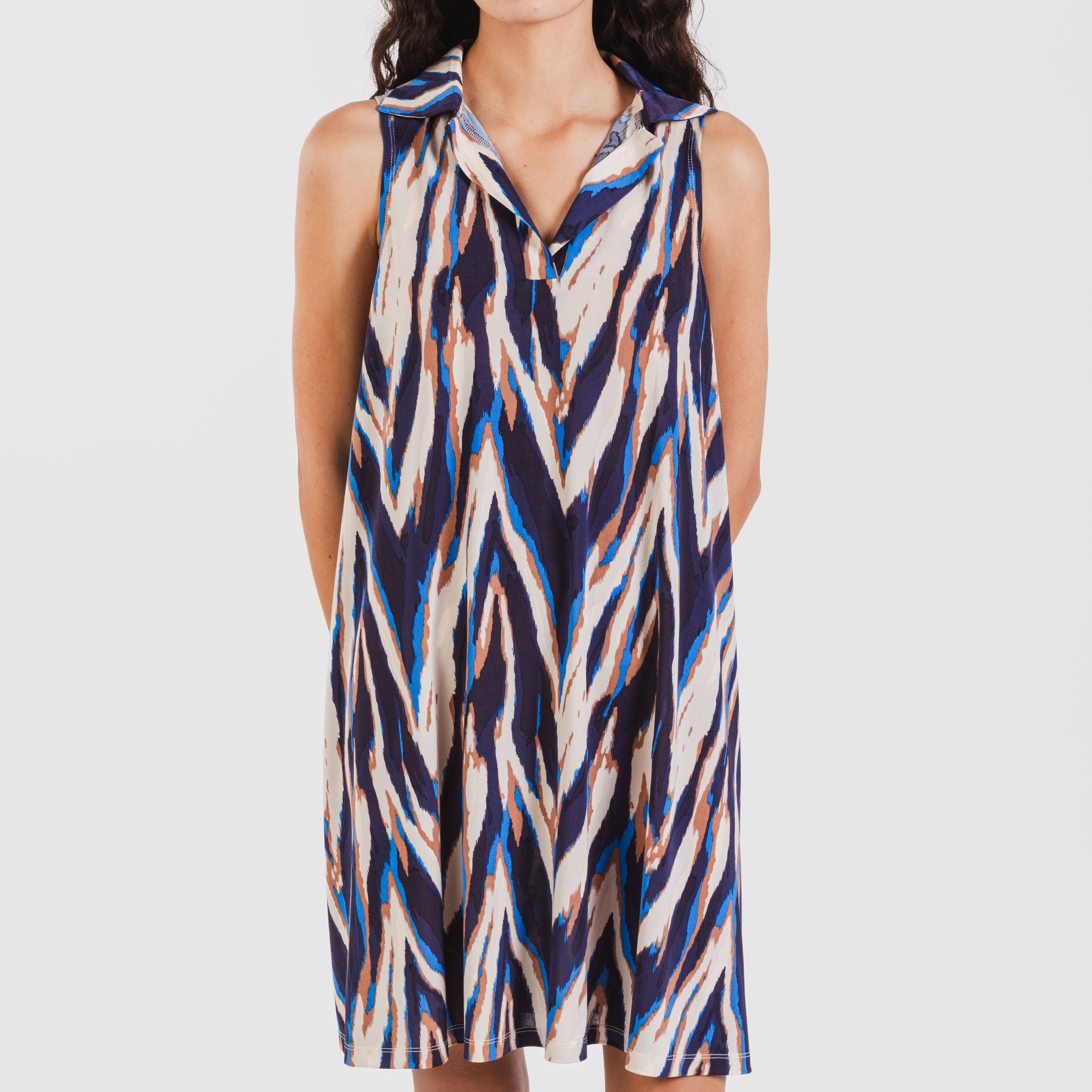 Vestido curto azul Catherine com gola e lapela suaves.