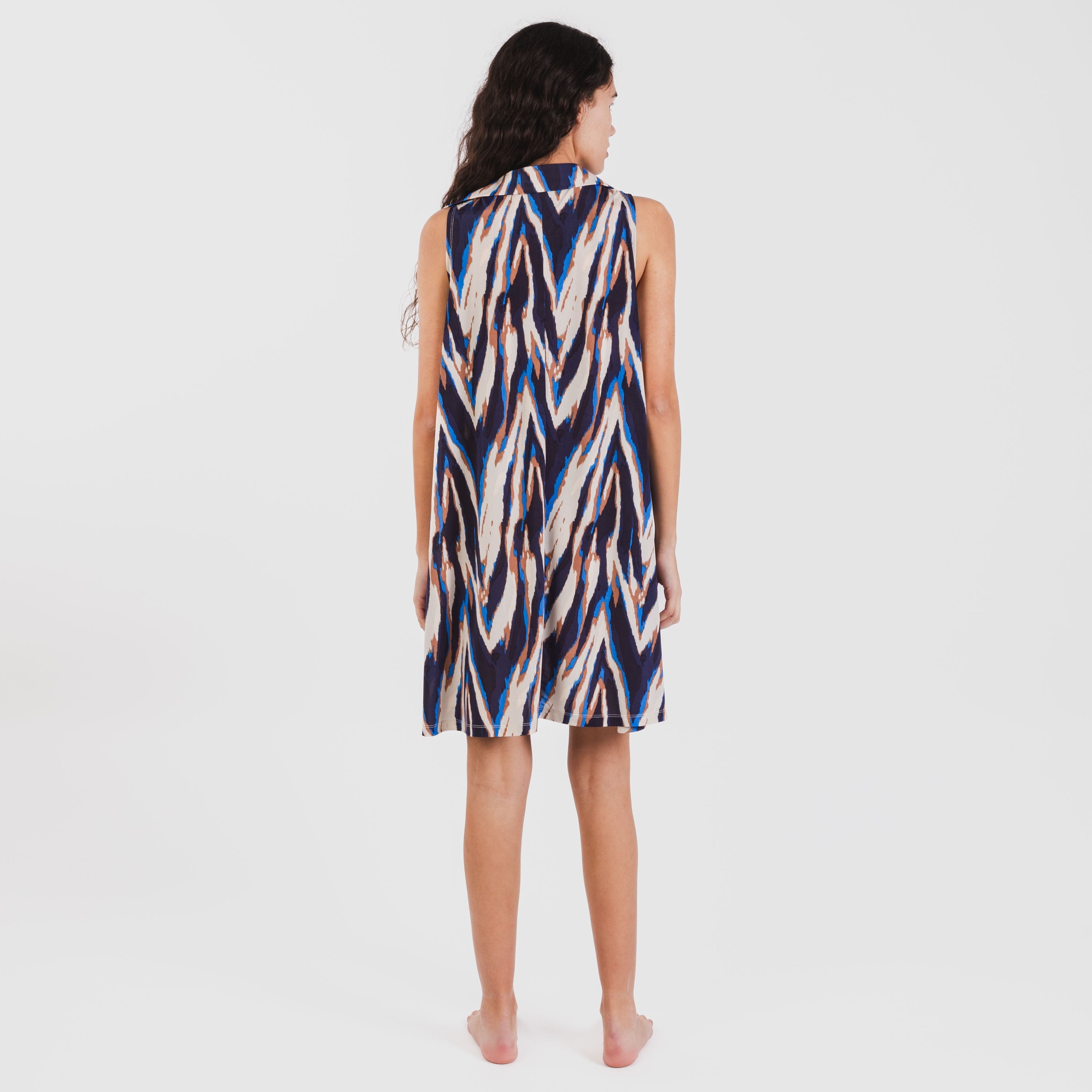 Vestido curto azul Catherine com gola e lapela suaves.