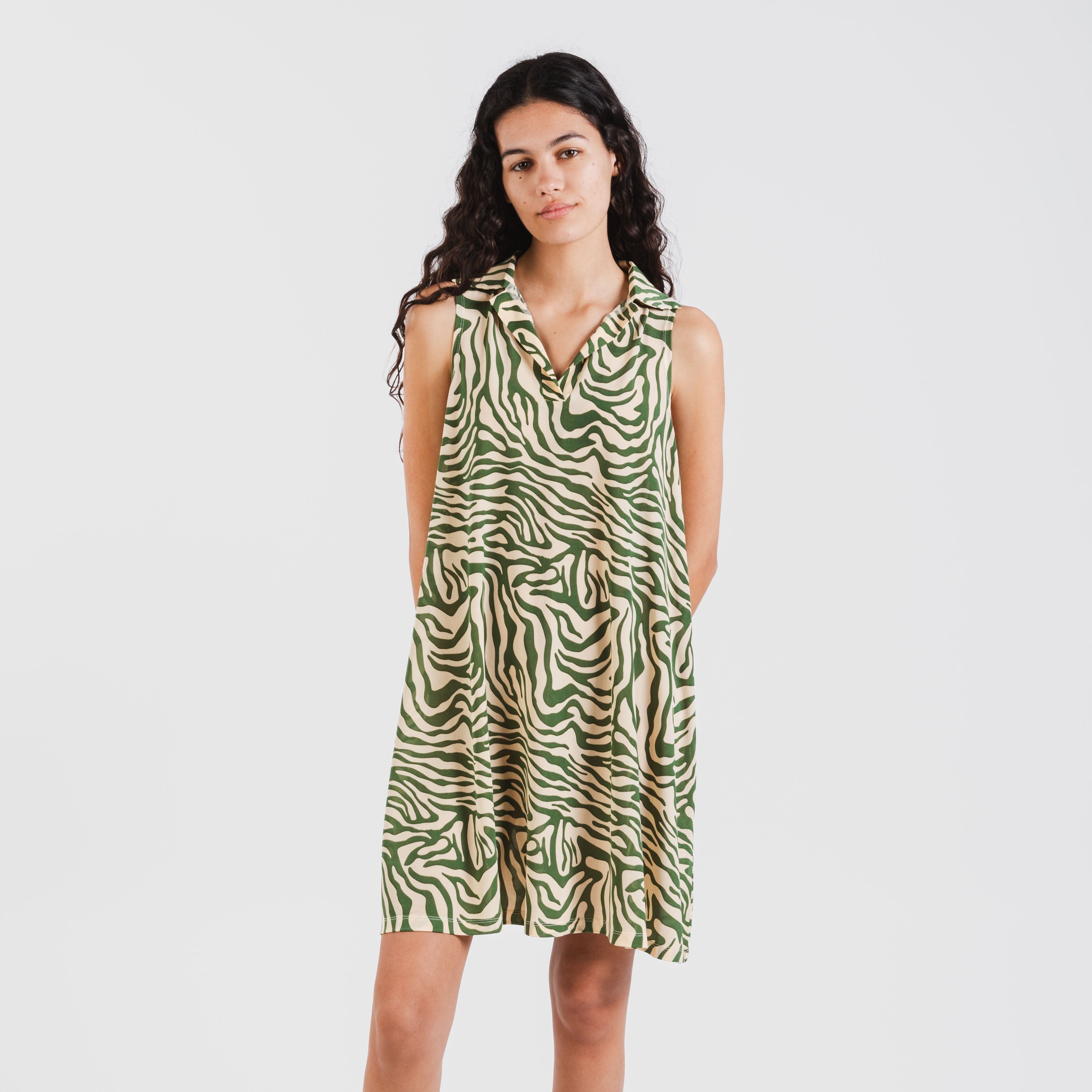 Vestido curto verde Palmina com gola e lapela suaves.