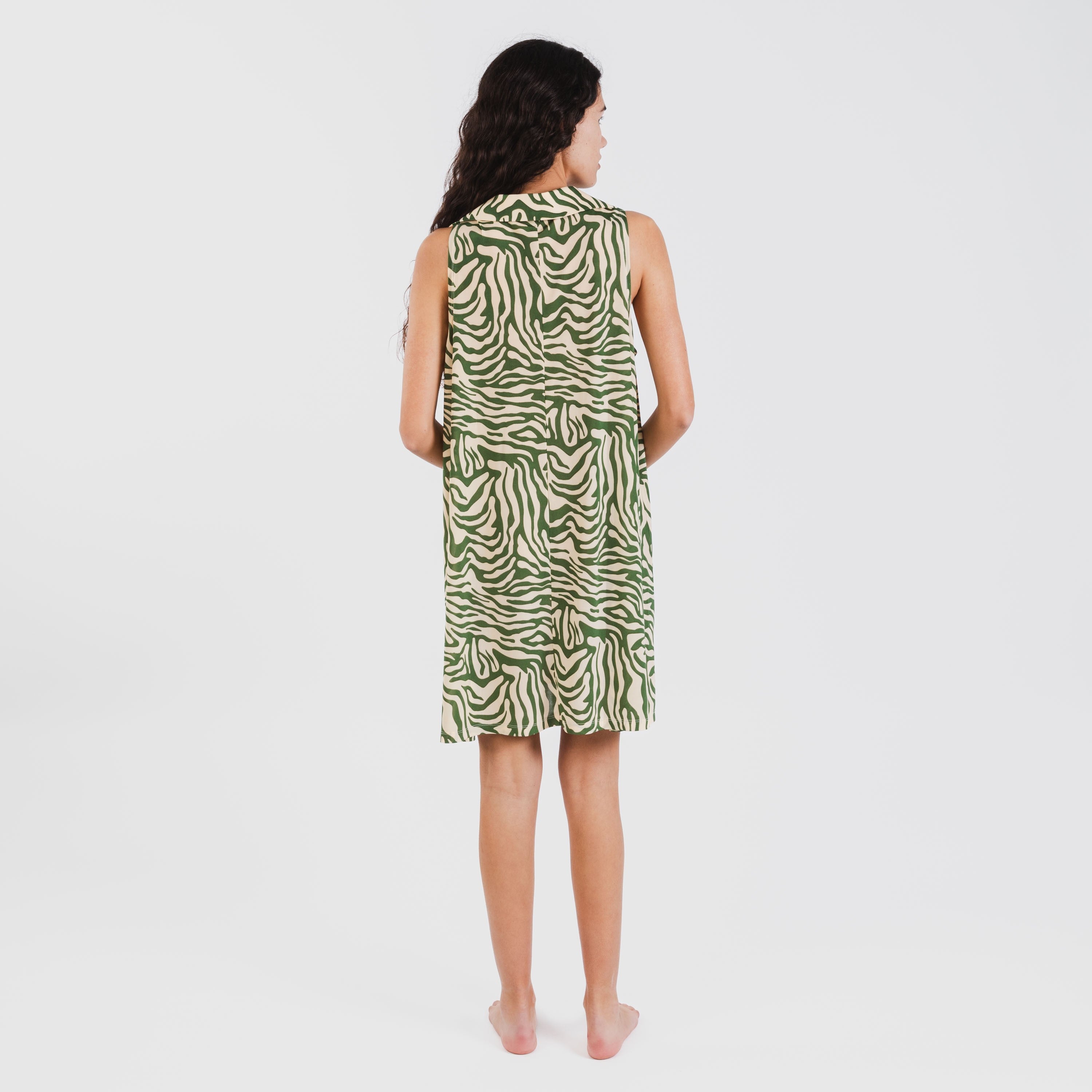 Vestido curto verde Palmina com gola e lapela suaves.