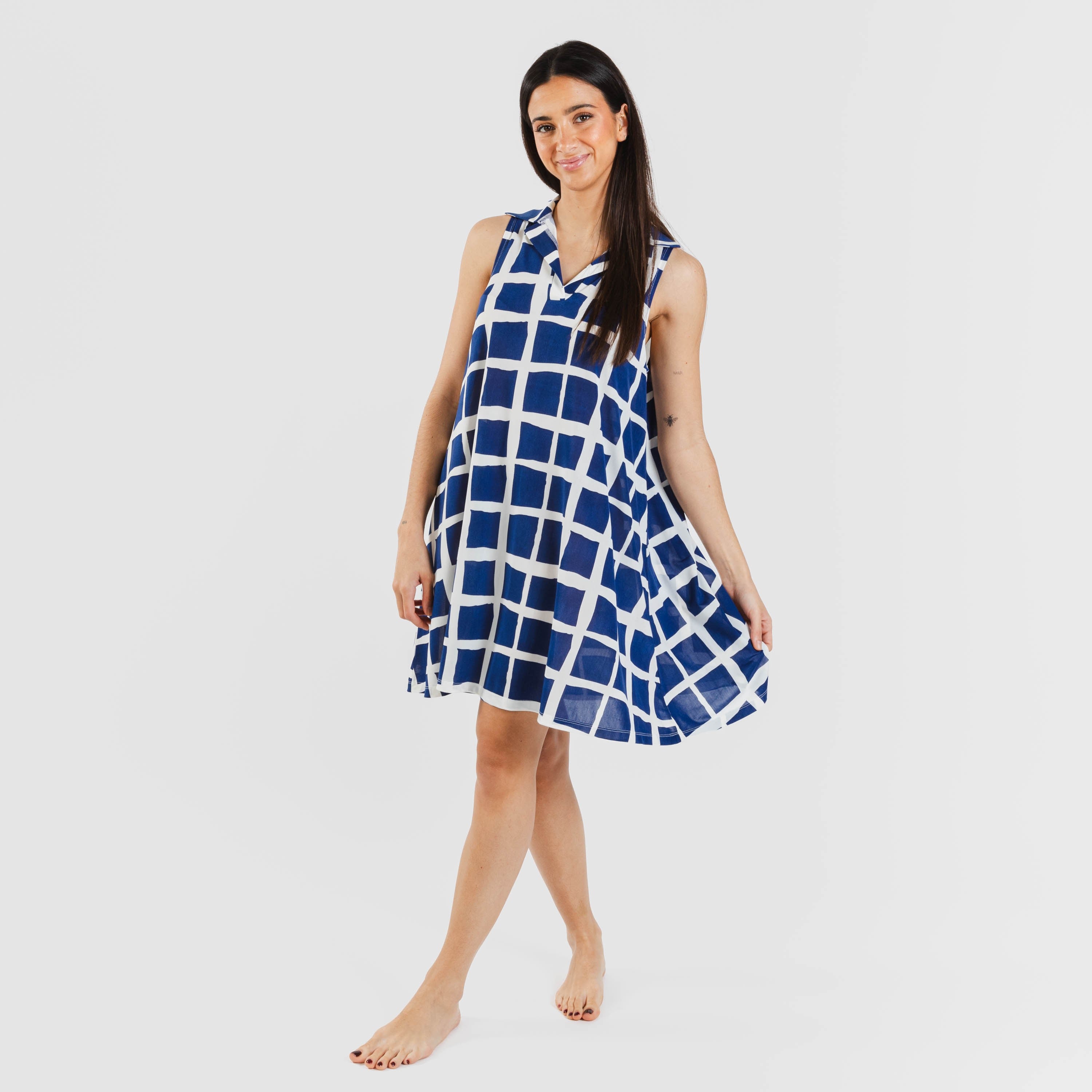 Vestido curto azul marinho Naroa com gola e lapela suaves.