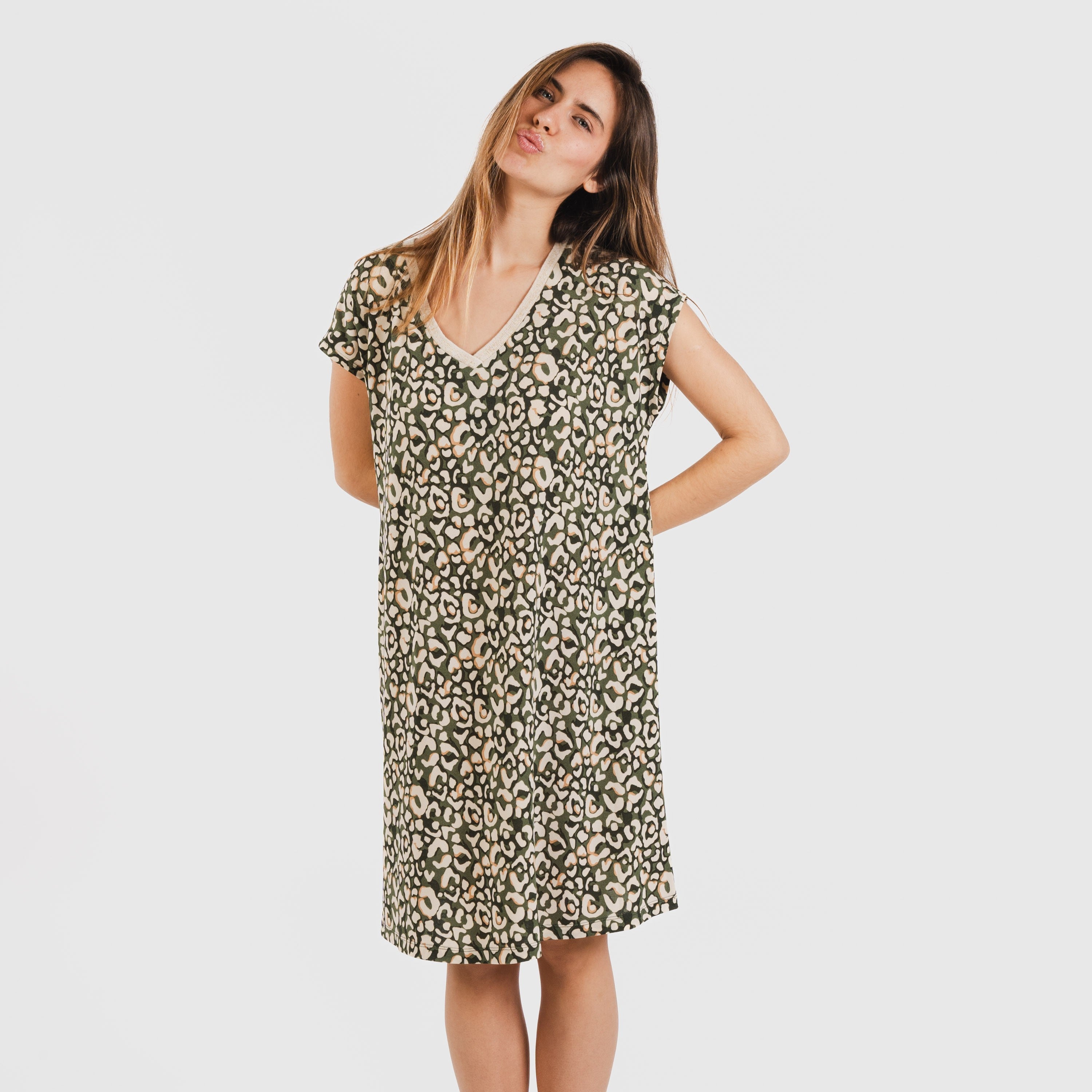 Vestido curto Milina verde-caça em crepe com mangas fluidas.