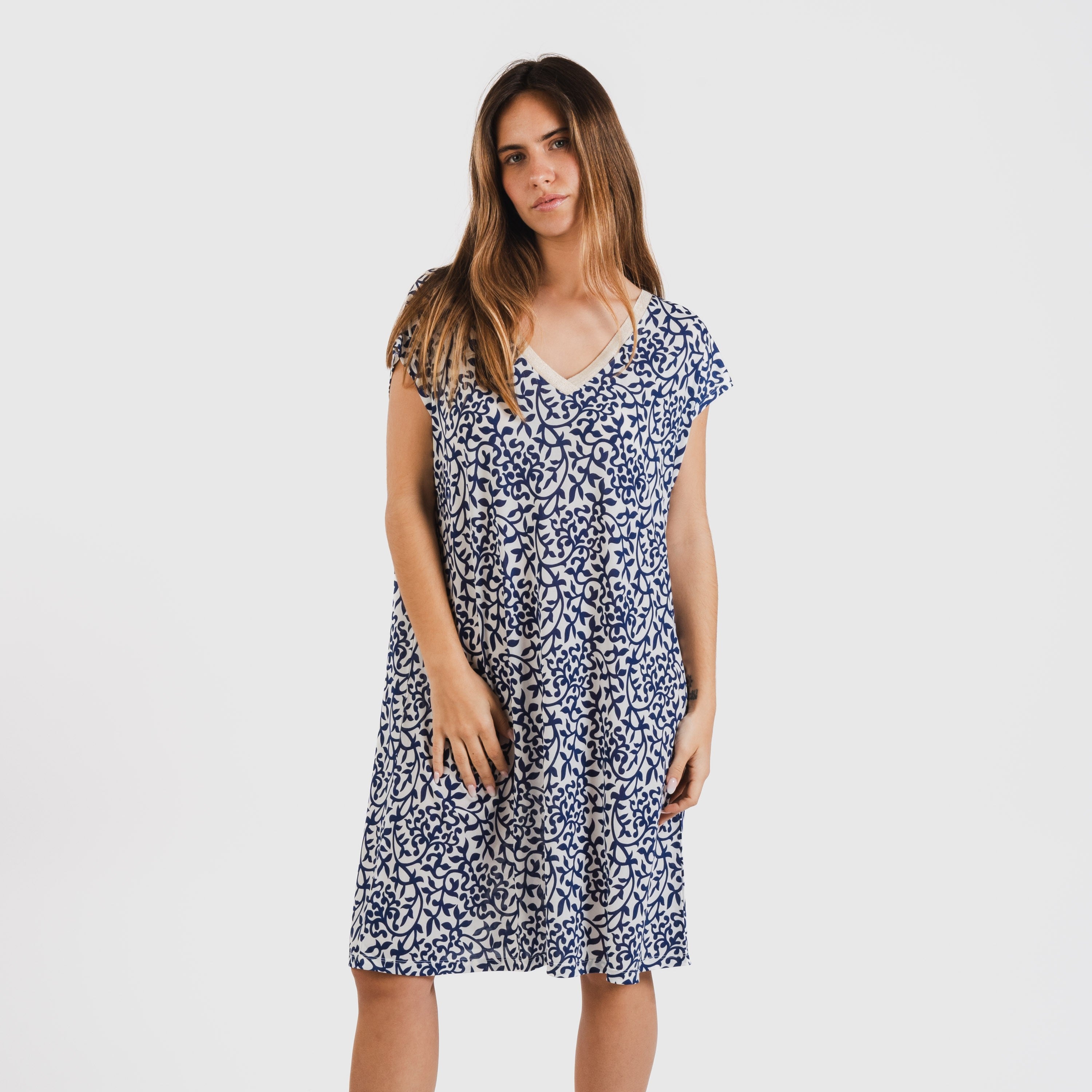 Vestido curto Meritxell azul marinho com mangas fluidas e macias