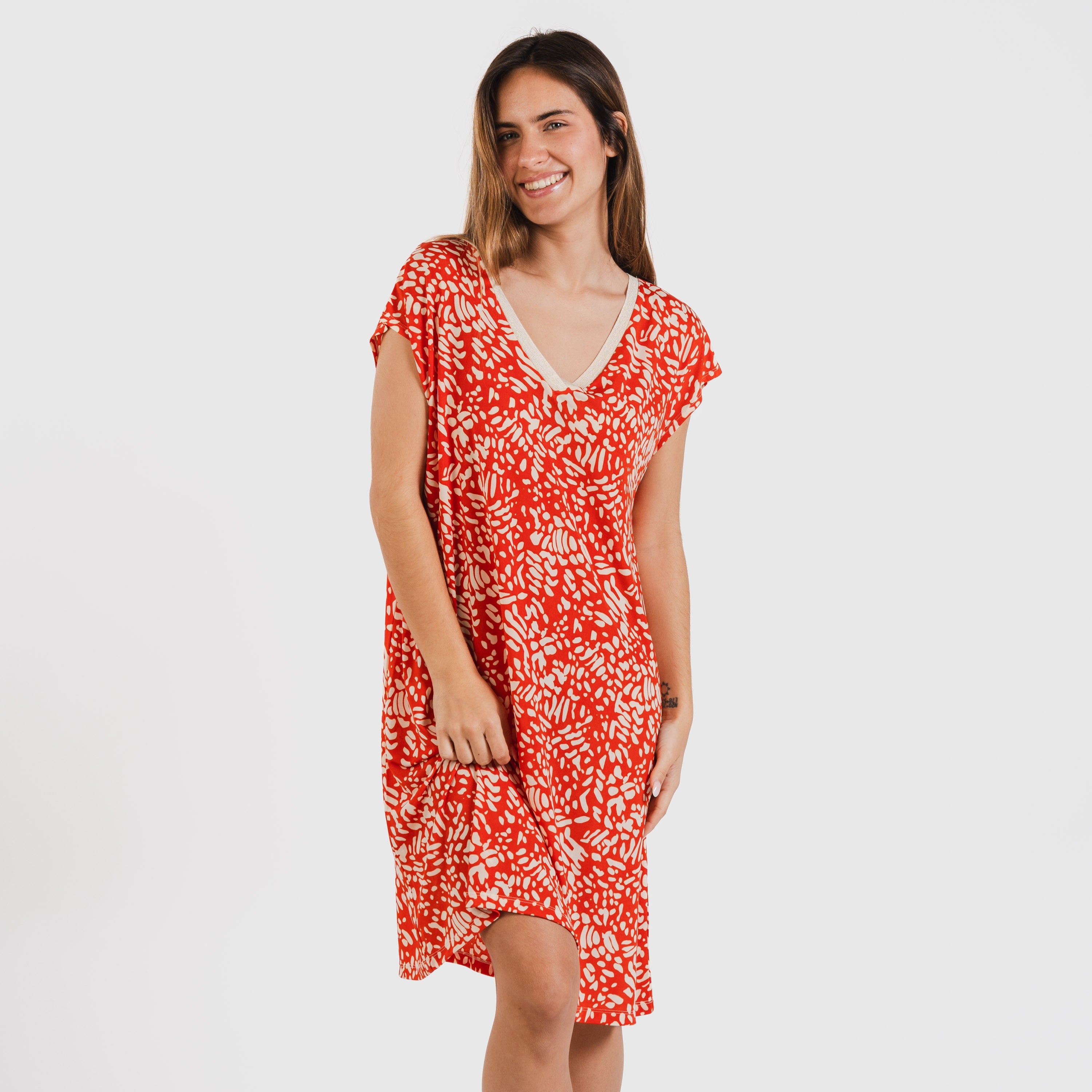 Vestido curto Miquela com mangas fluidas e macias, estampa de azulejos