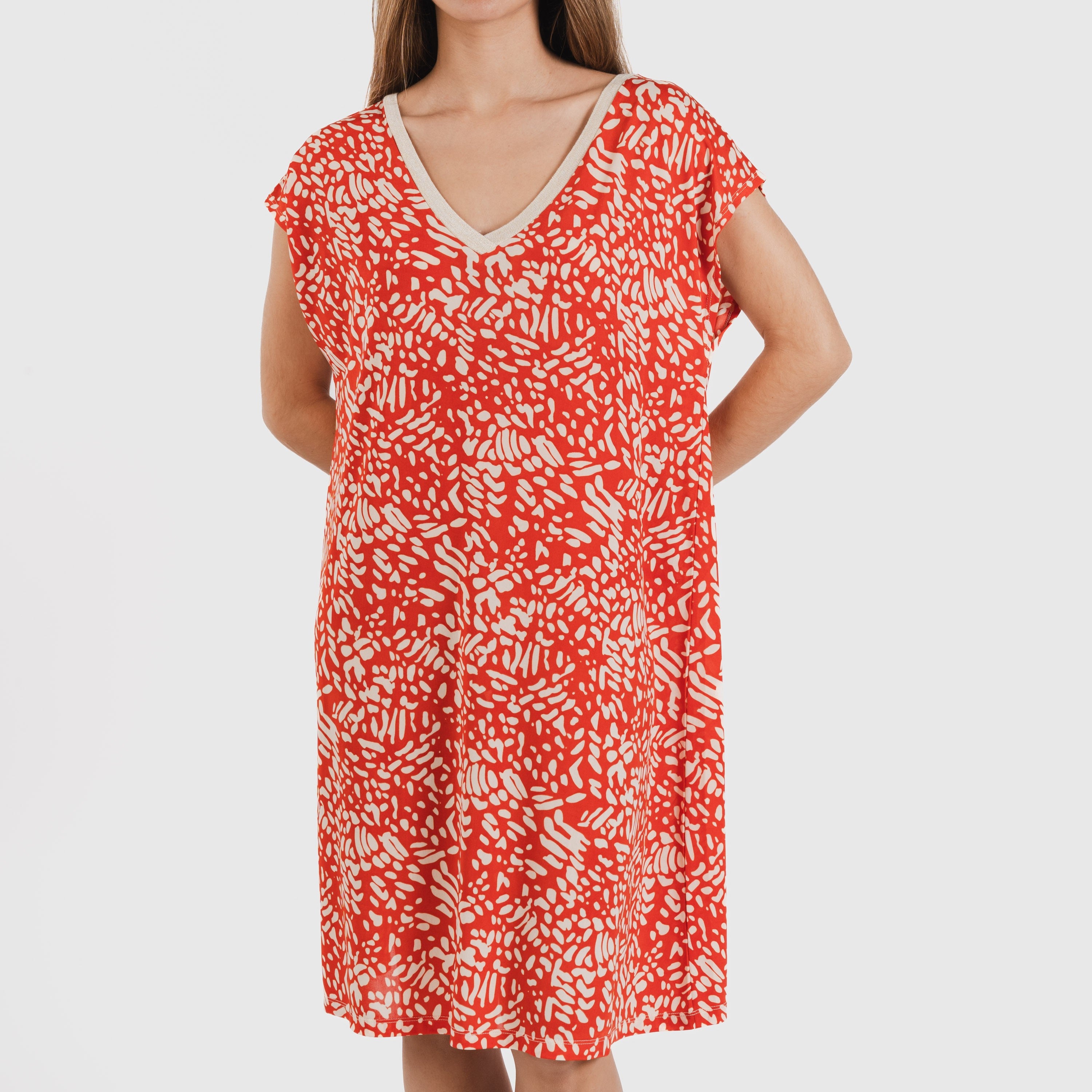 Vestido curto Miquela com mangas fluidas e macias, estampa de azulejos