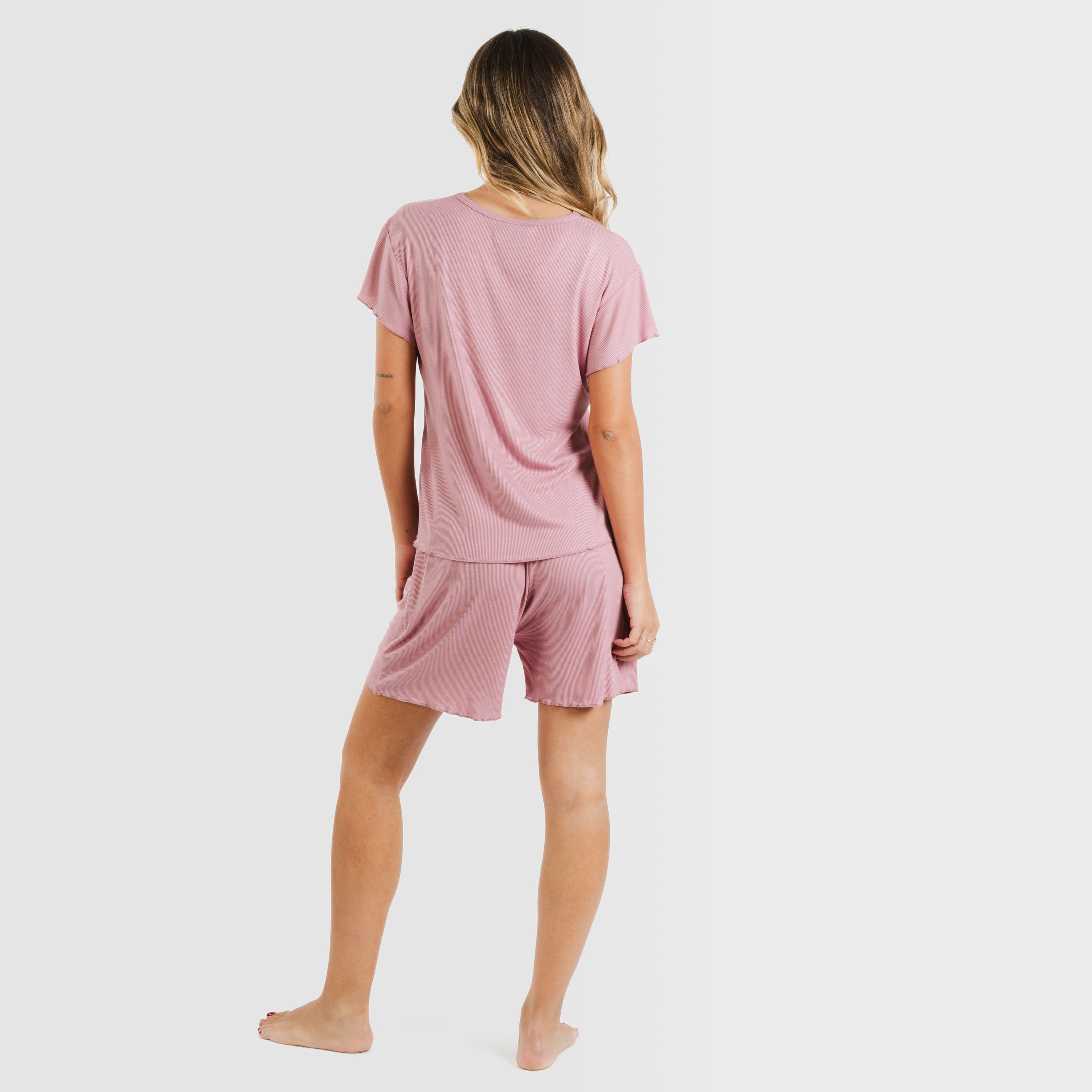Pijama feminino de manga curta em tecido canelado de viscose liso.