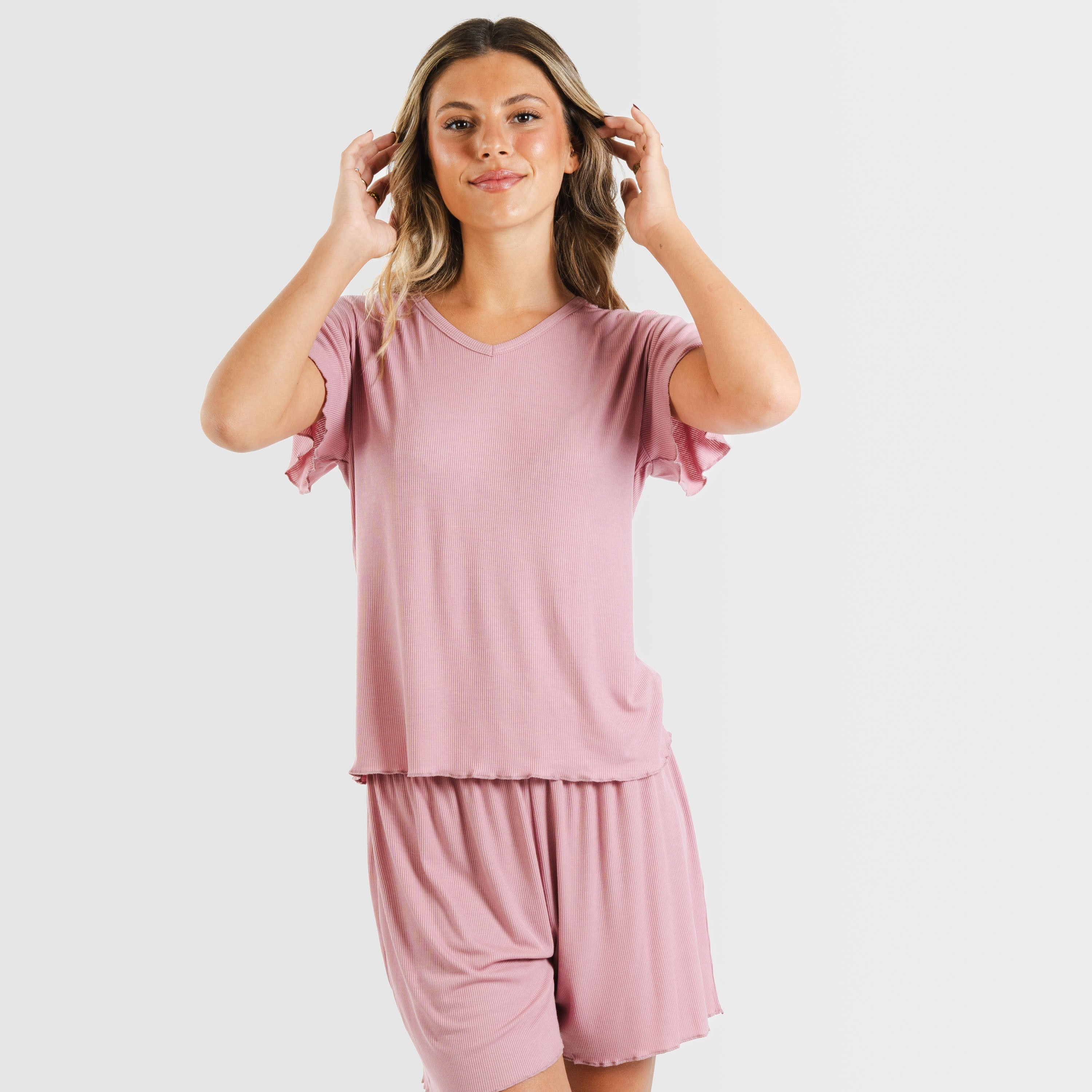 Pijama feminino de manga curta em tecido canelado de viscose liso.