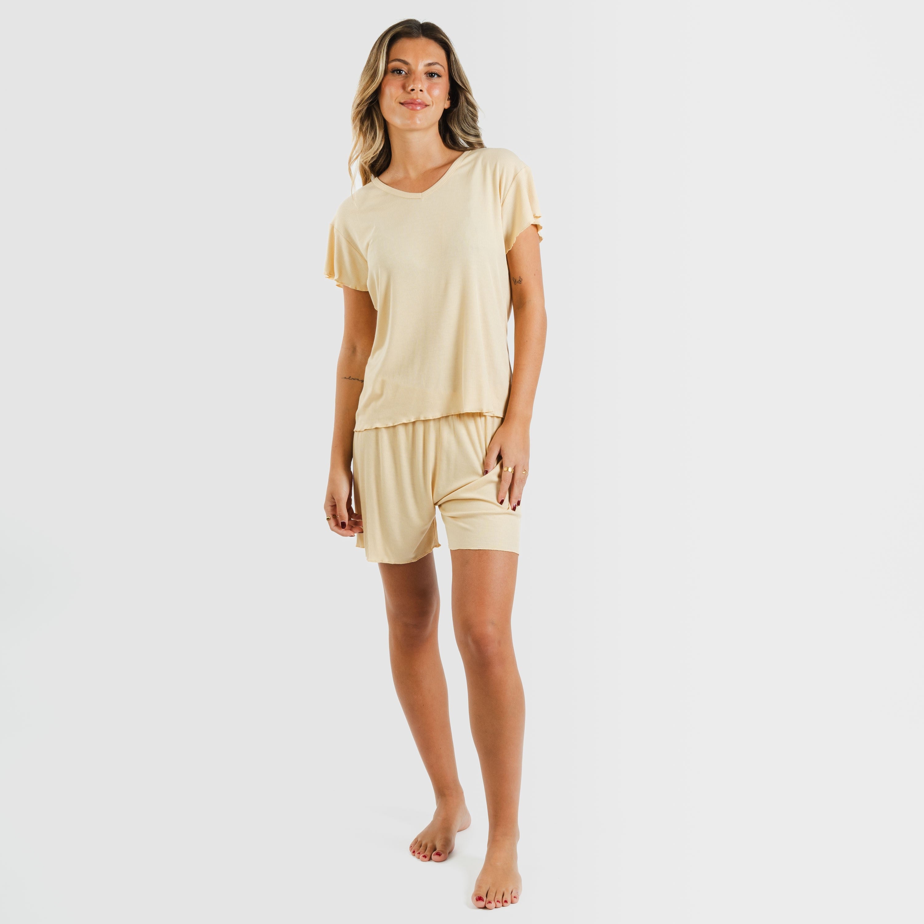 Pijama feminino de manga curta em tecido canelado de viscose liso.