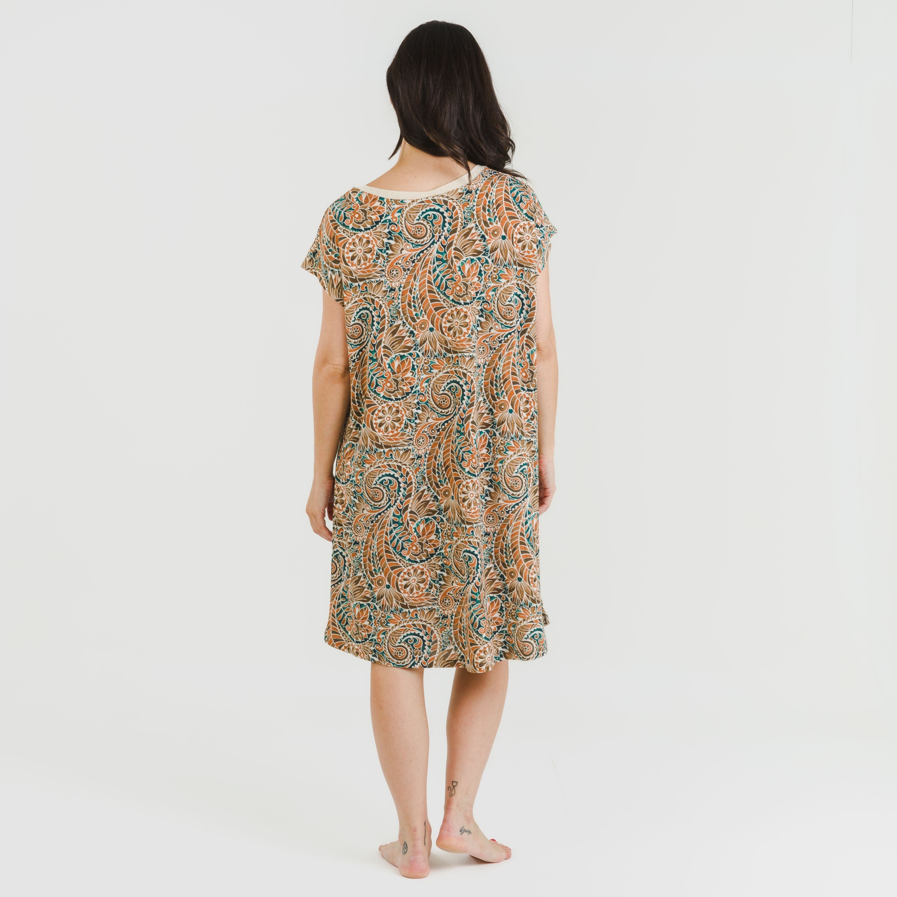 Vestido curto Estels em crepe com mangas fluidas