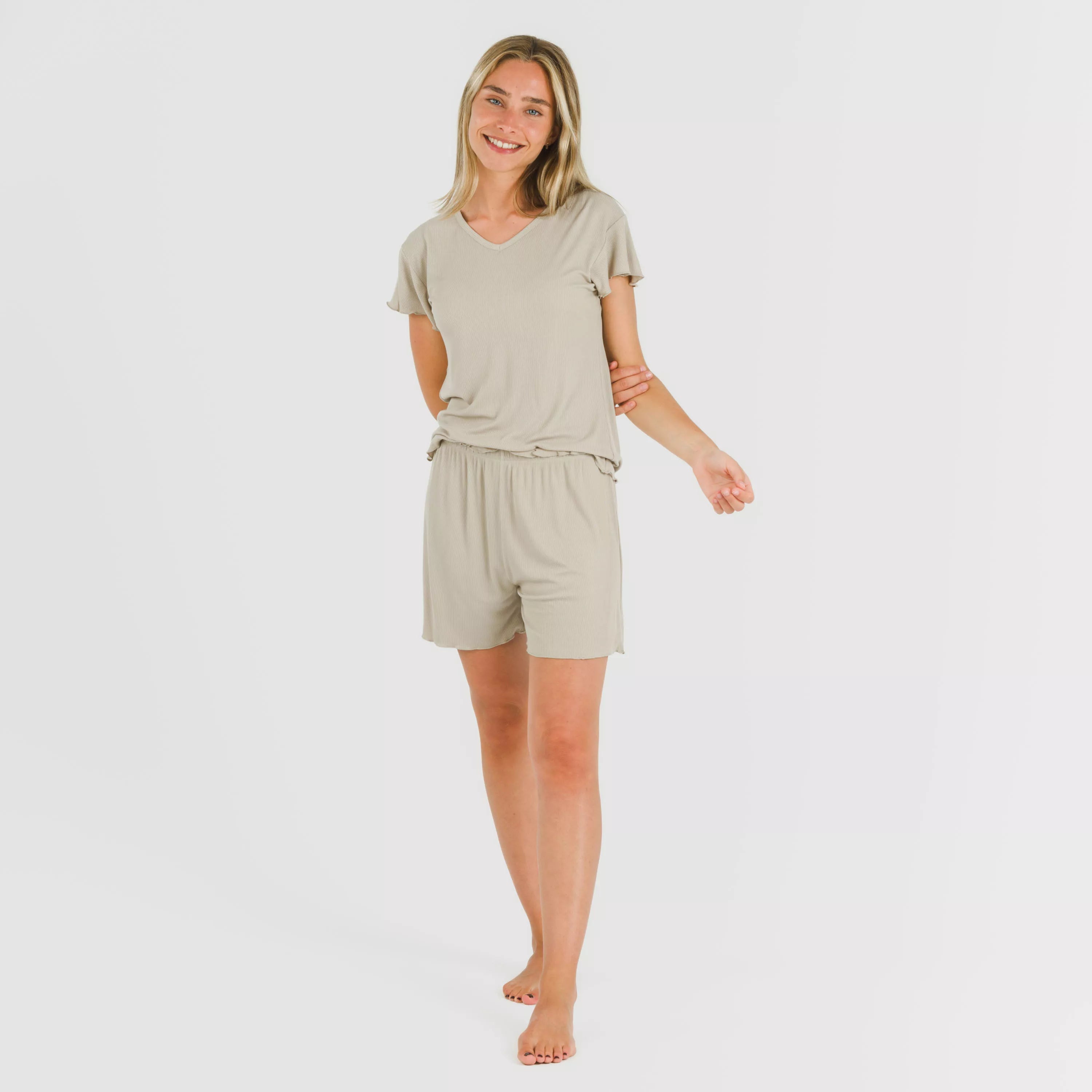 Pijama feminino de manga curta em tecido canelado de viscose liso.