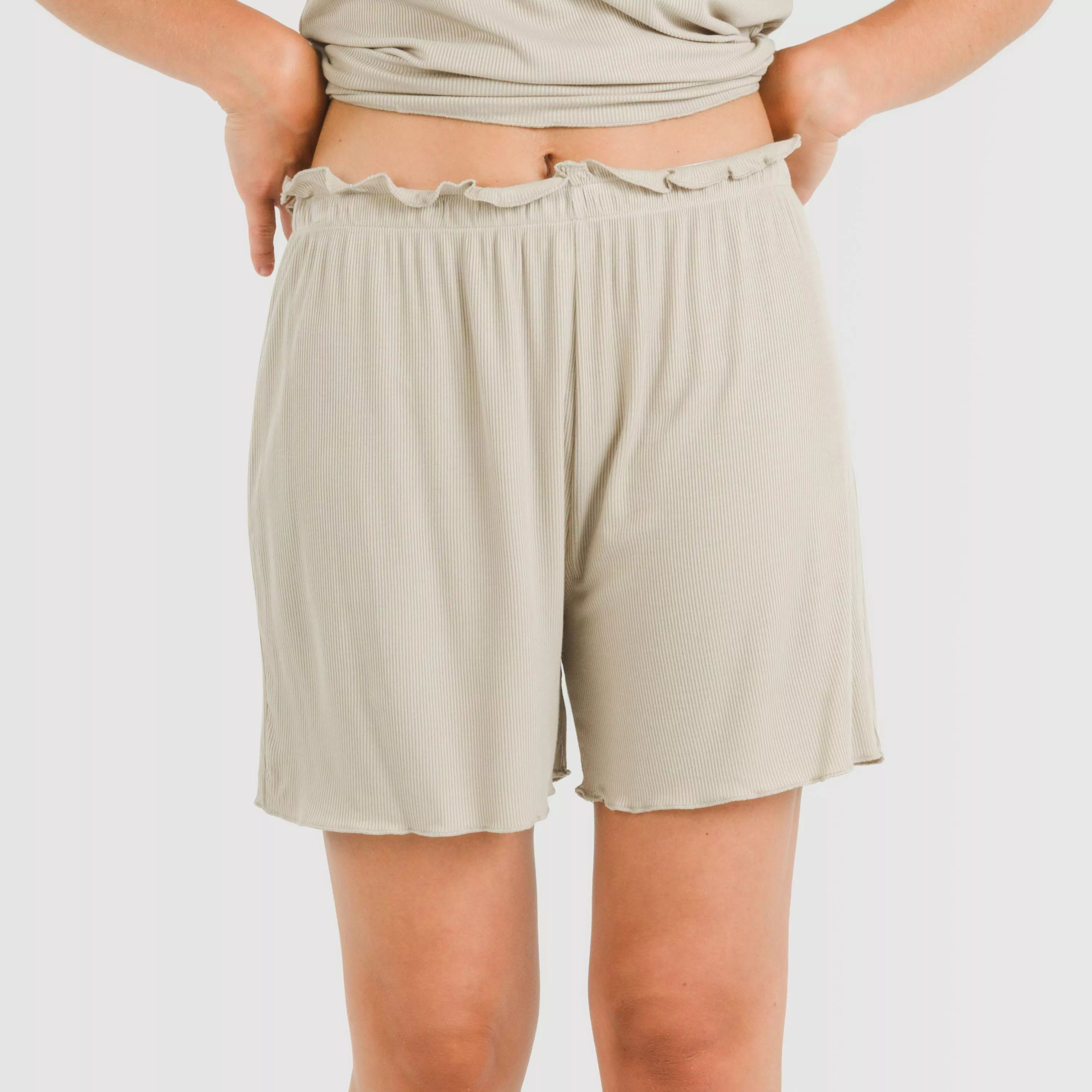 Pijama feminino de manga curta em tecido canelado de viscose liso.