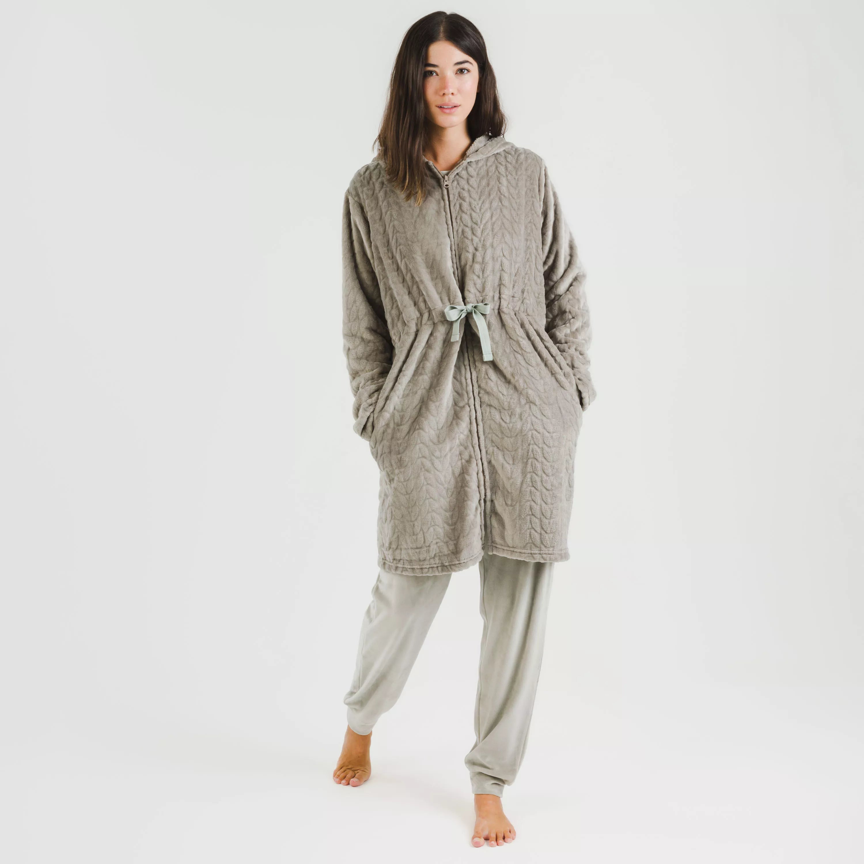 Robe de veludo Devoré liso com capuz.