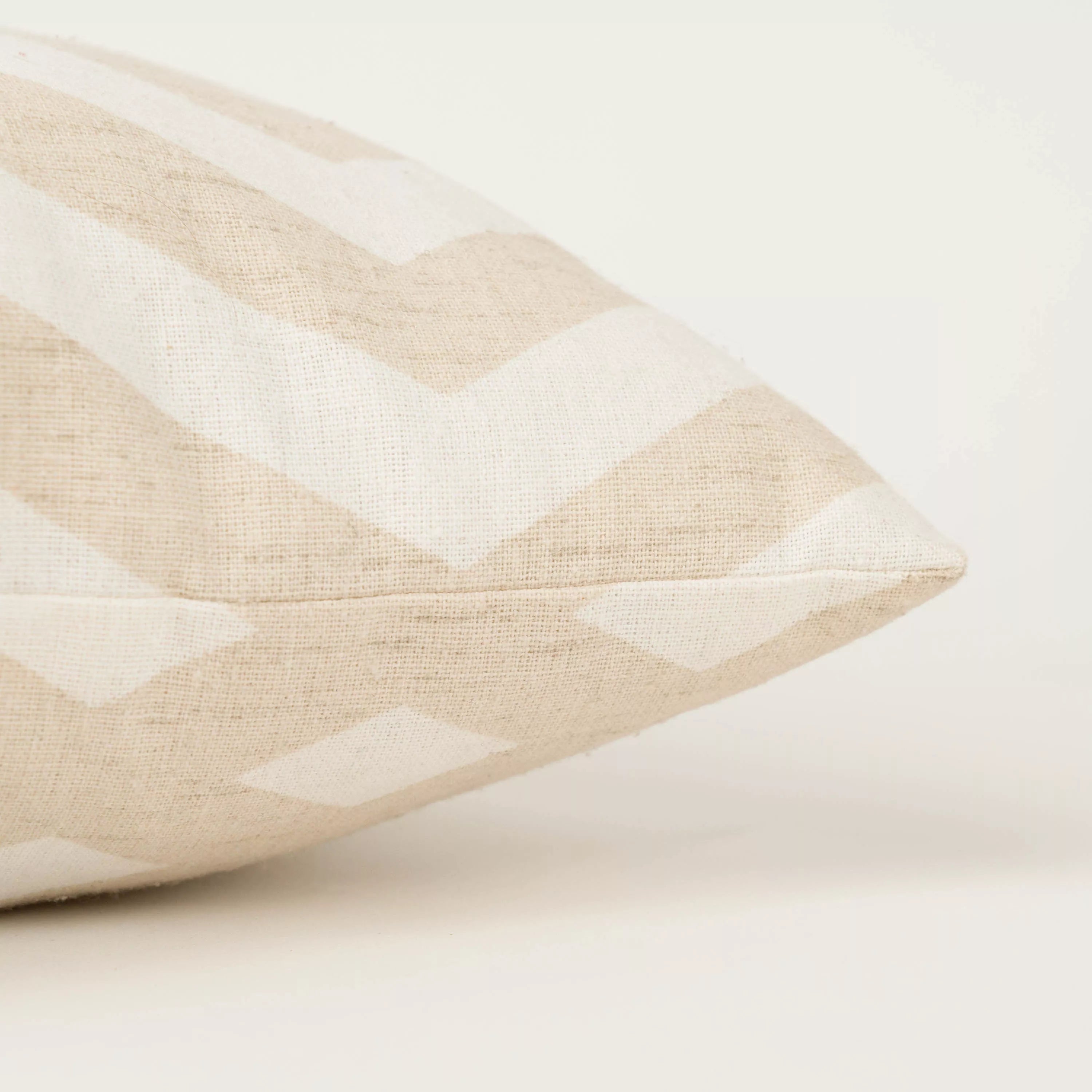 Cojín cuadrante antimanchas Nela liso 50x50 - funda + relleno