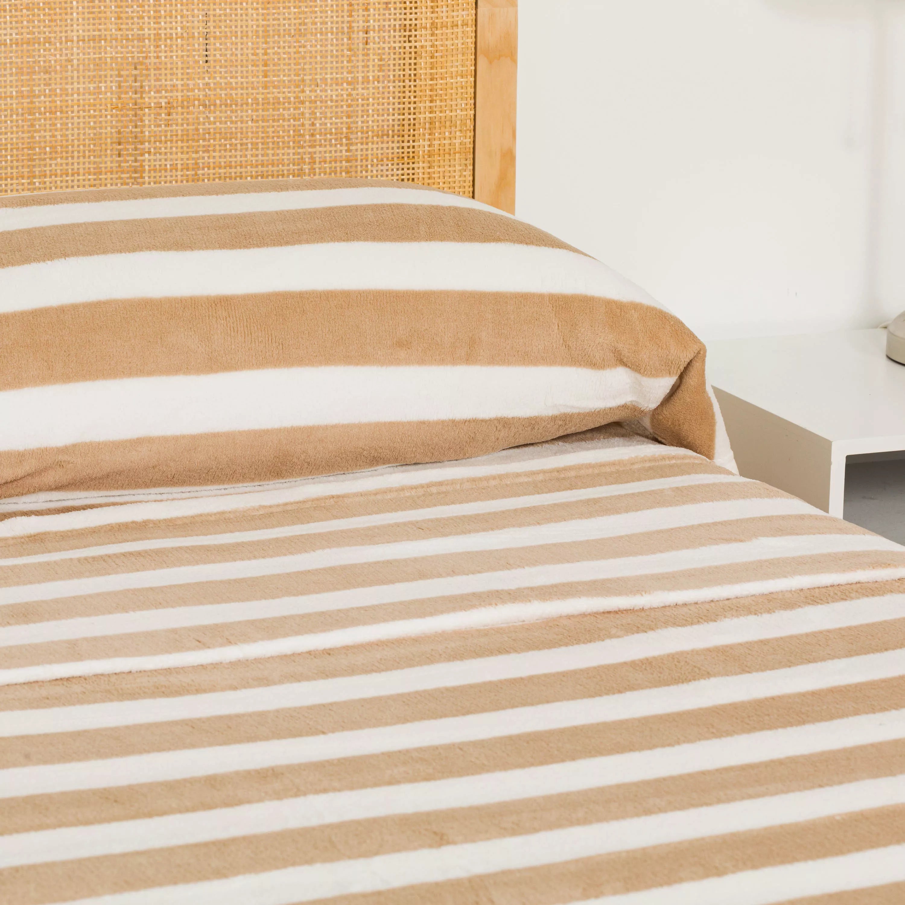 Jogo de lençóis de coral fleece Raya Vinia na cor areia