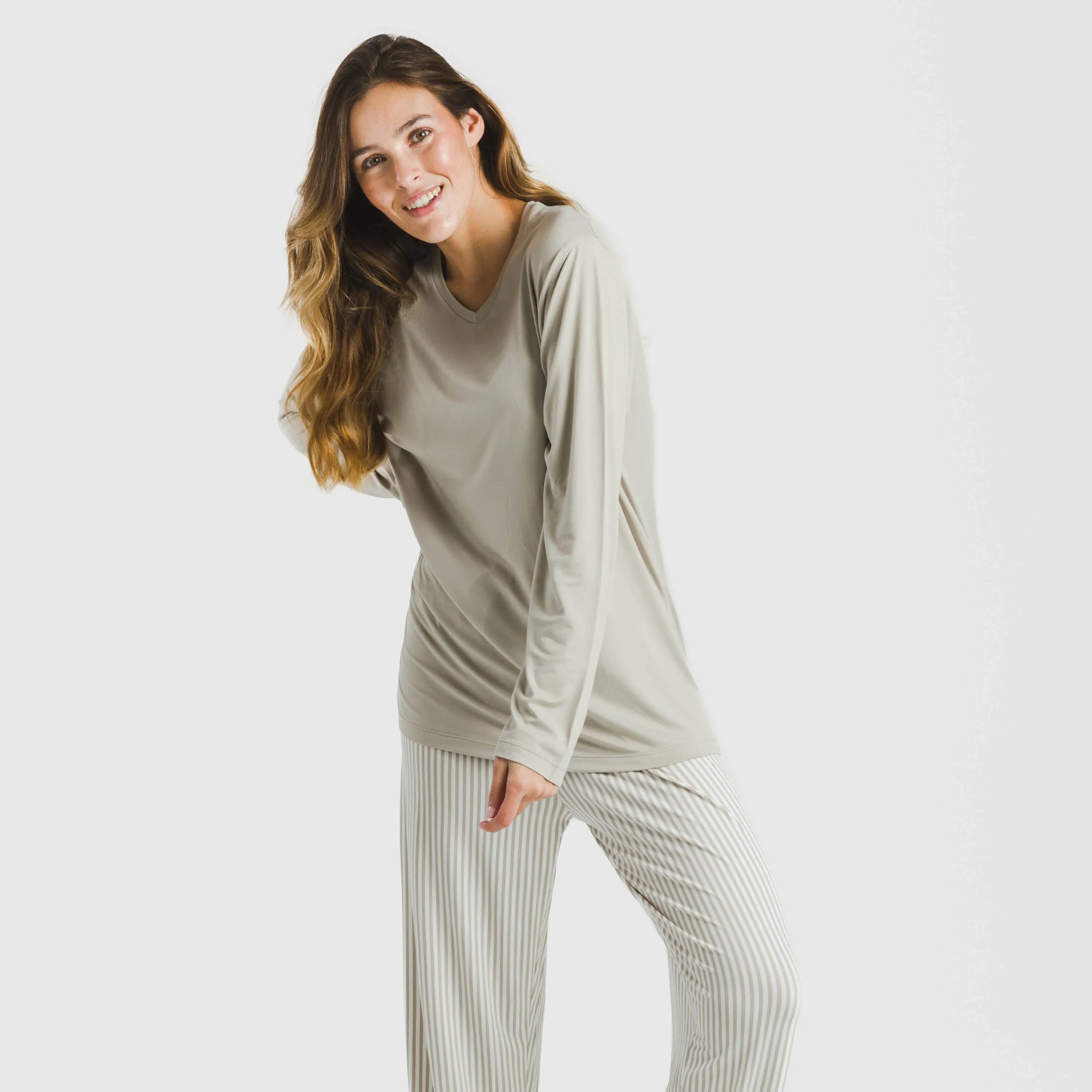 Pijama longo feminino macio Kodac com listras cor areia