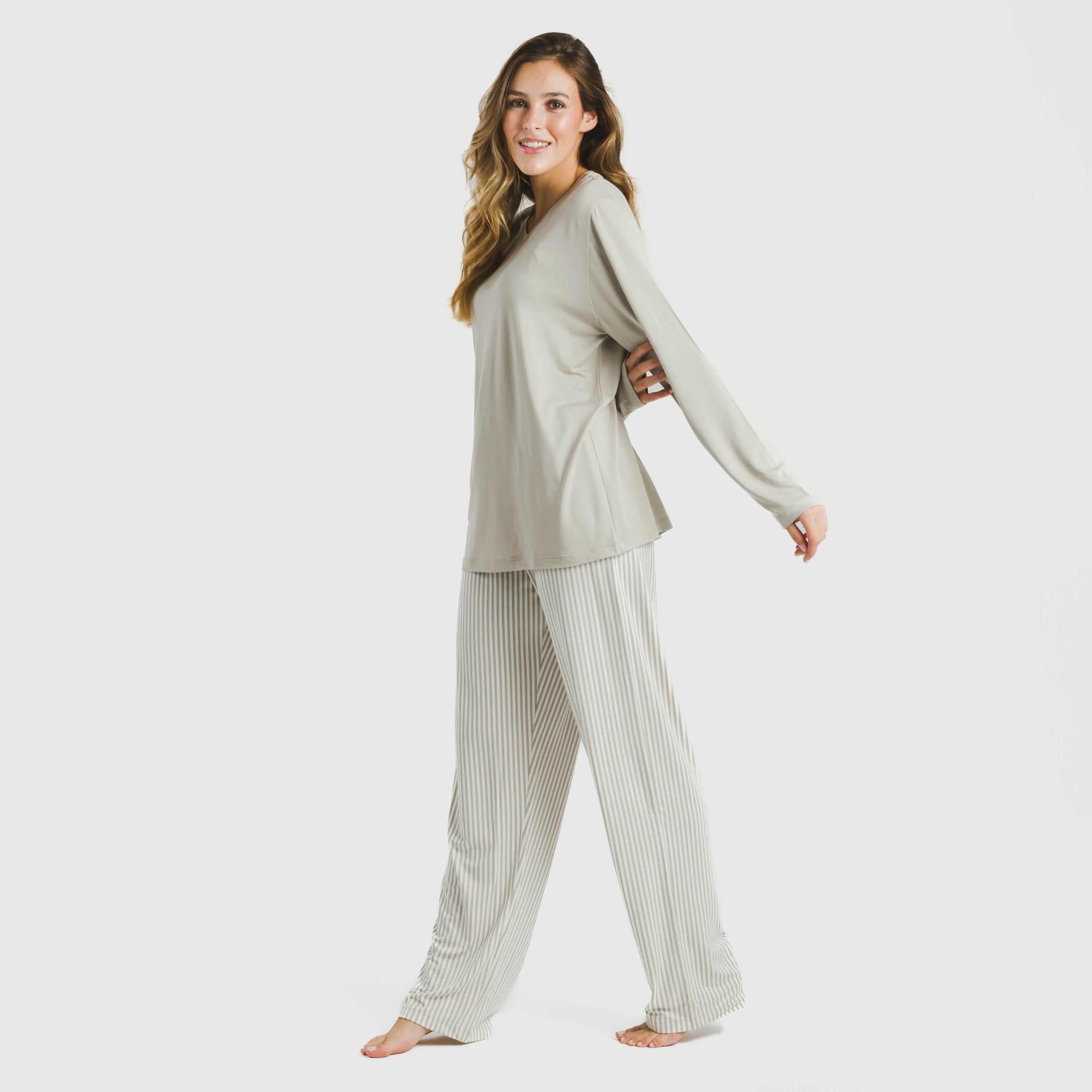 Pijama longo feminino macio Kodac com listras cor areia