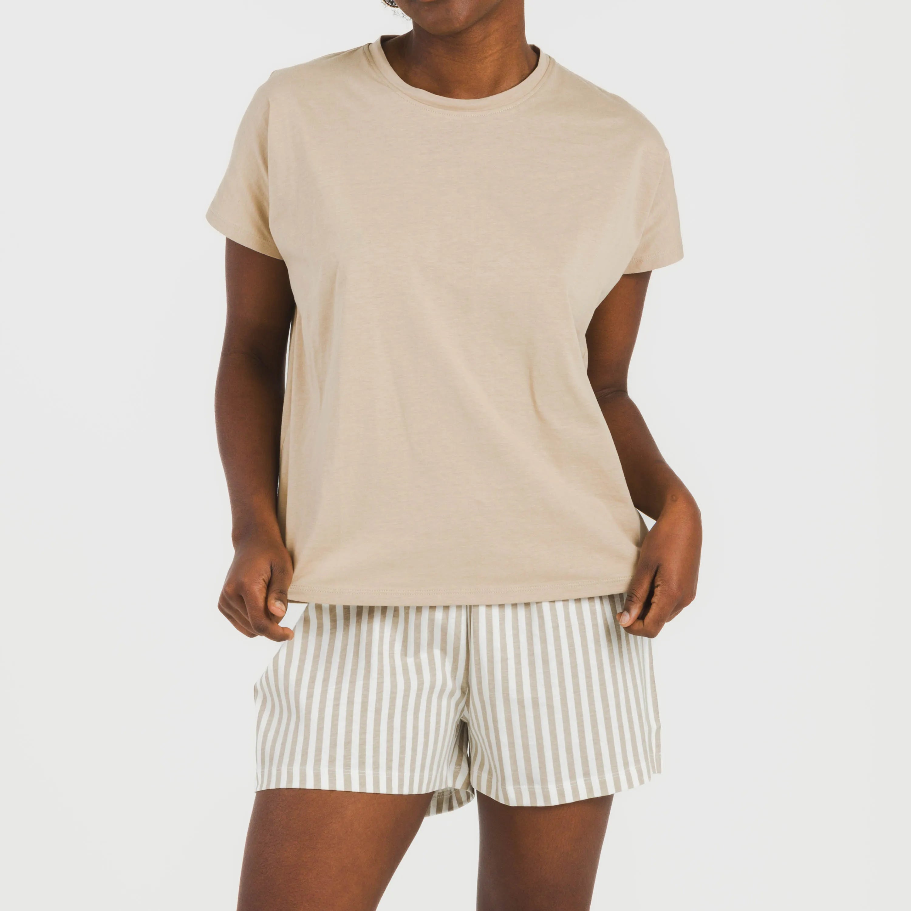 Pijama feminino de algodão com mangas curtas, estampa listrada areia Kodac.