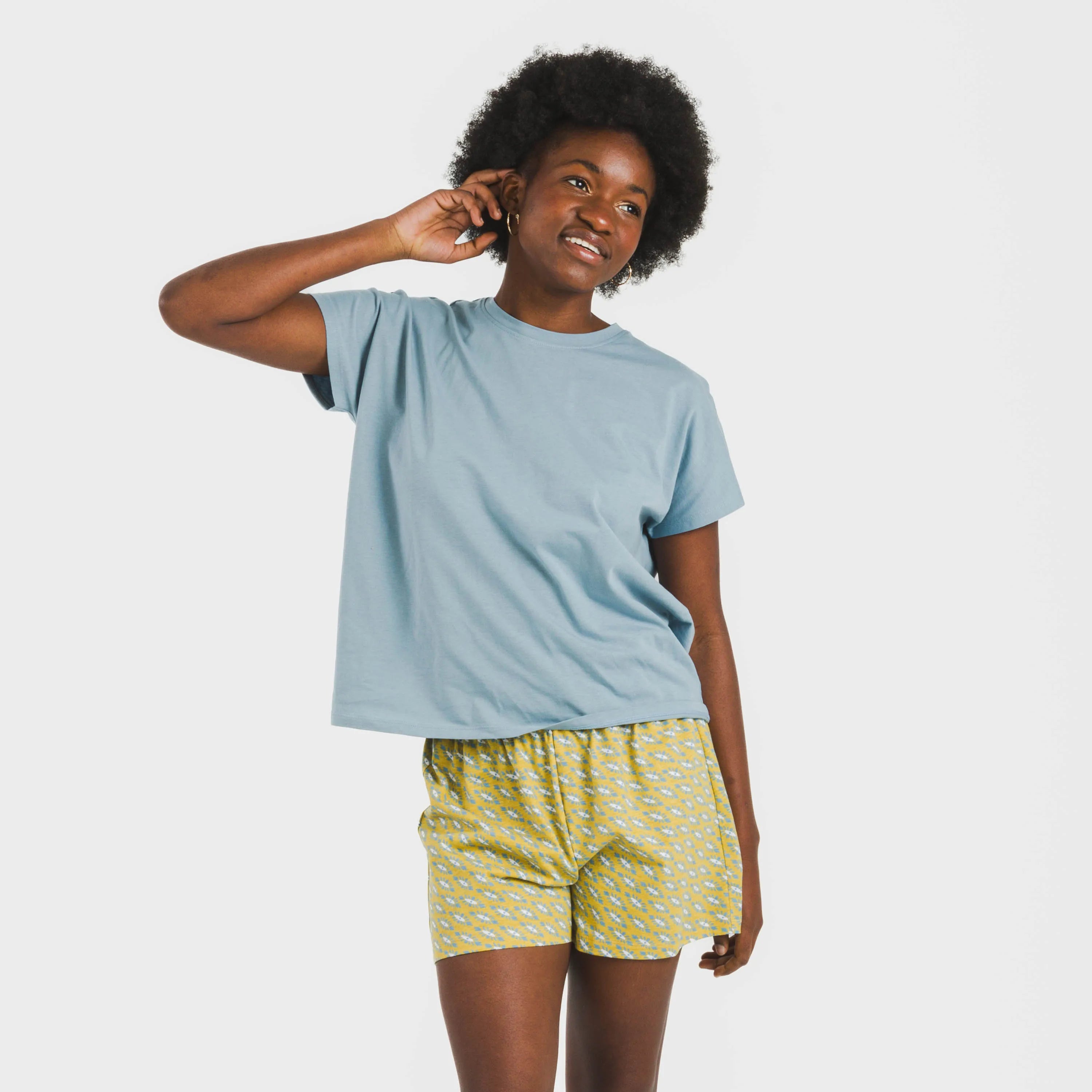 Pijama feminino Sisena de algodão com mangas curtas na cor azul-turquesa.