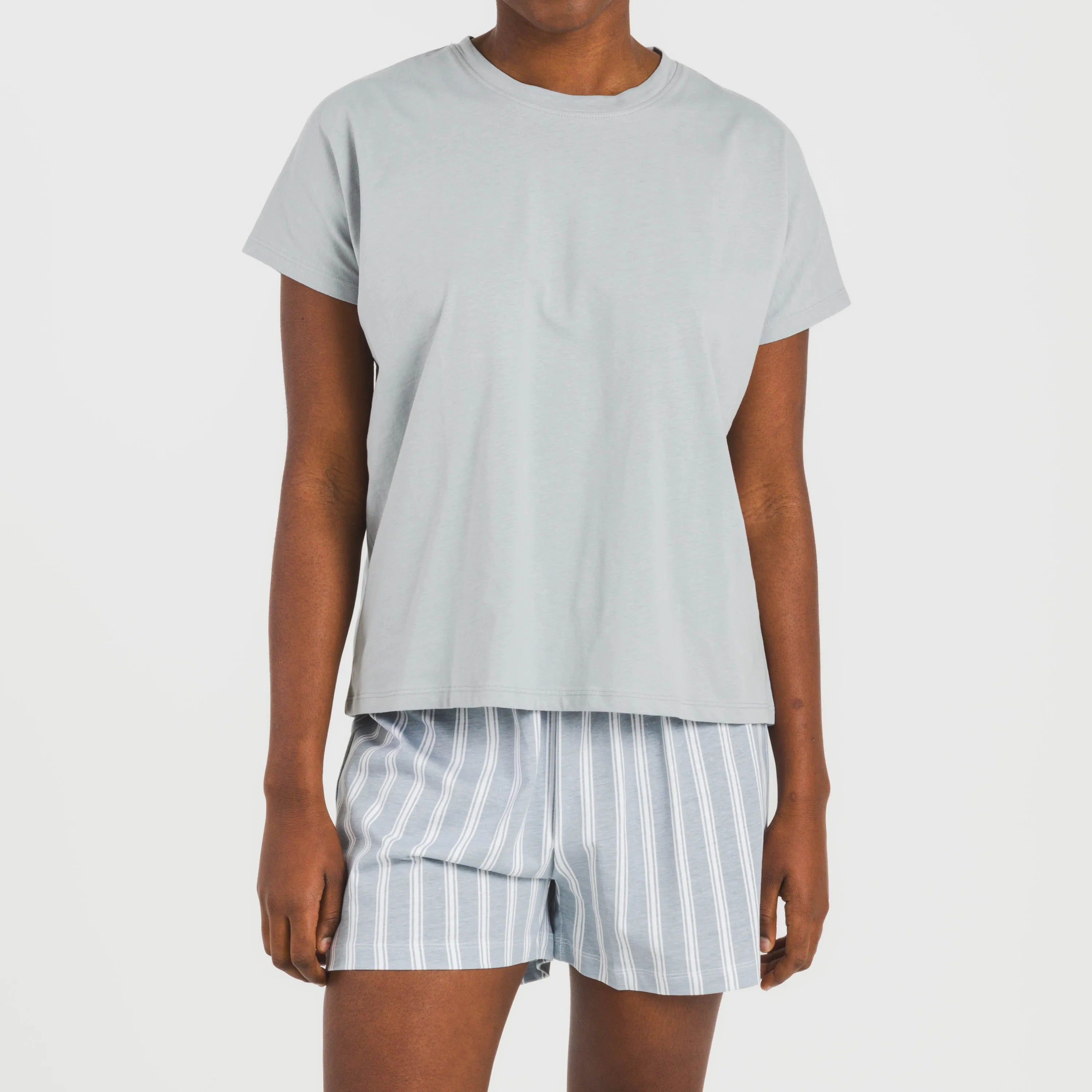 Pijama feminino de algodão com mangas curtas e estampa listrada Marseille em índigo.