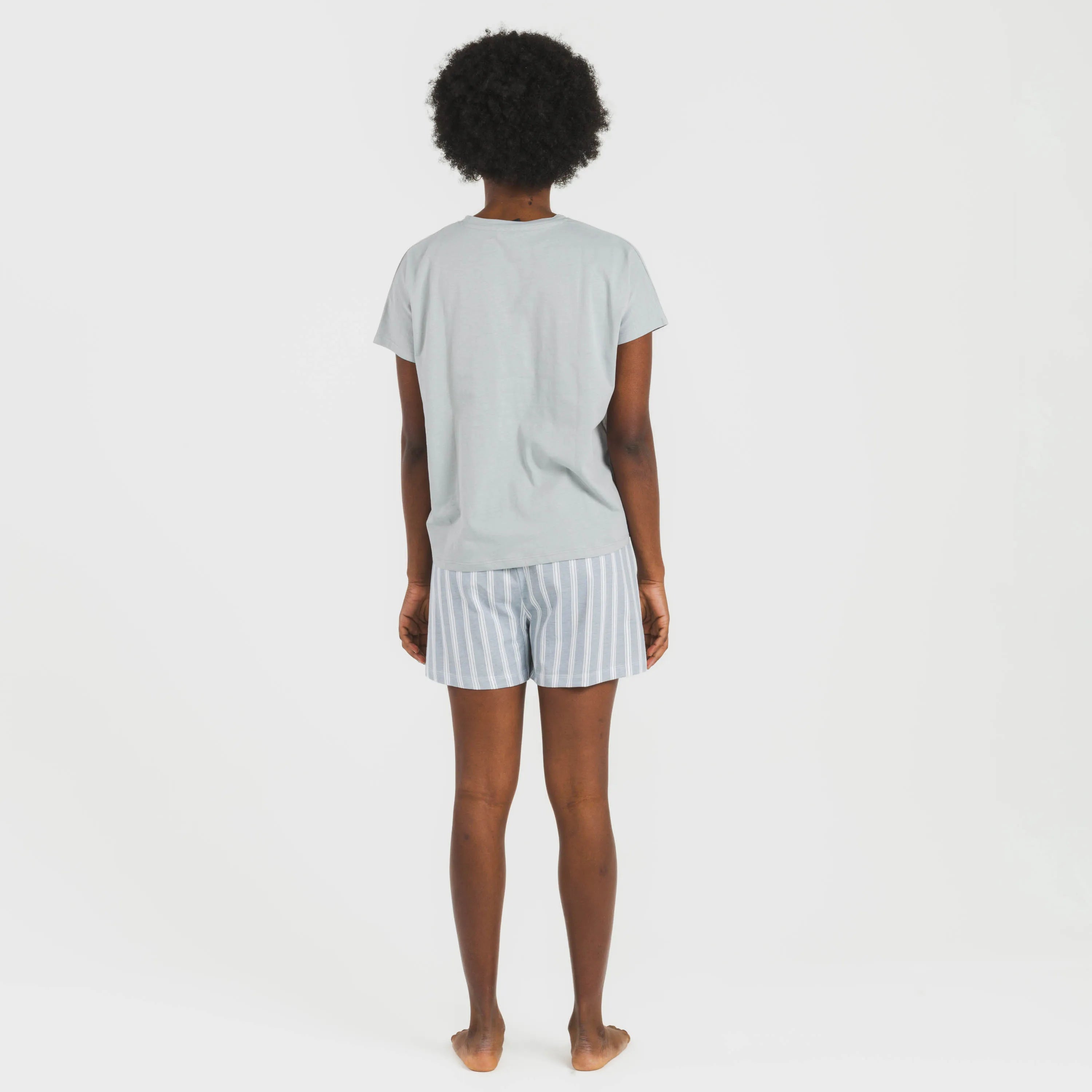 Pijama feminino de algodão com mangas curtas e estampa listrada Marseille em índigo.