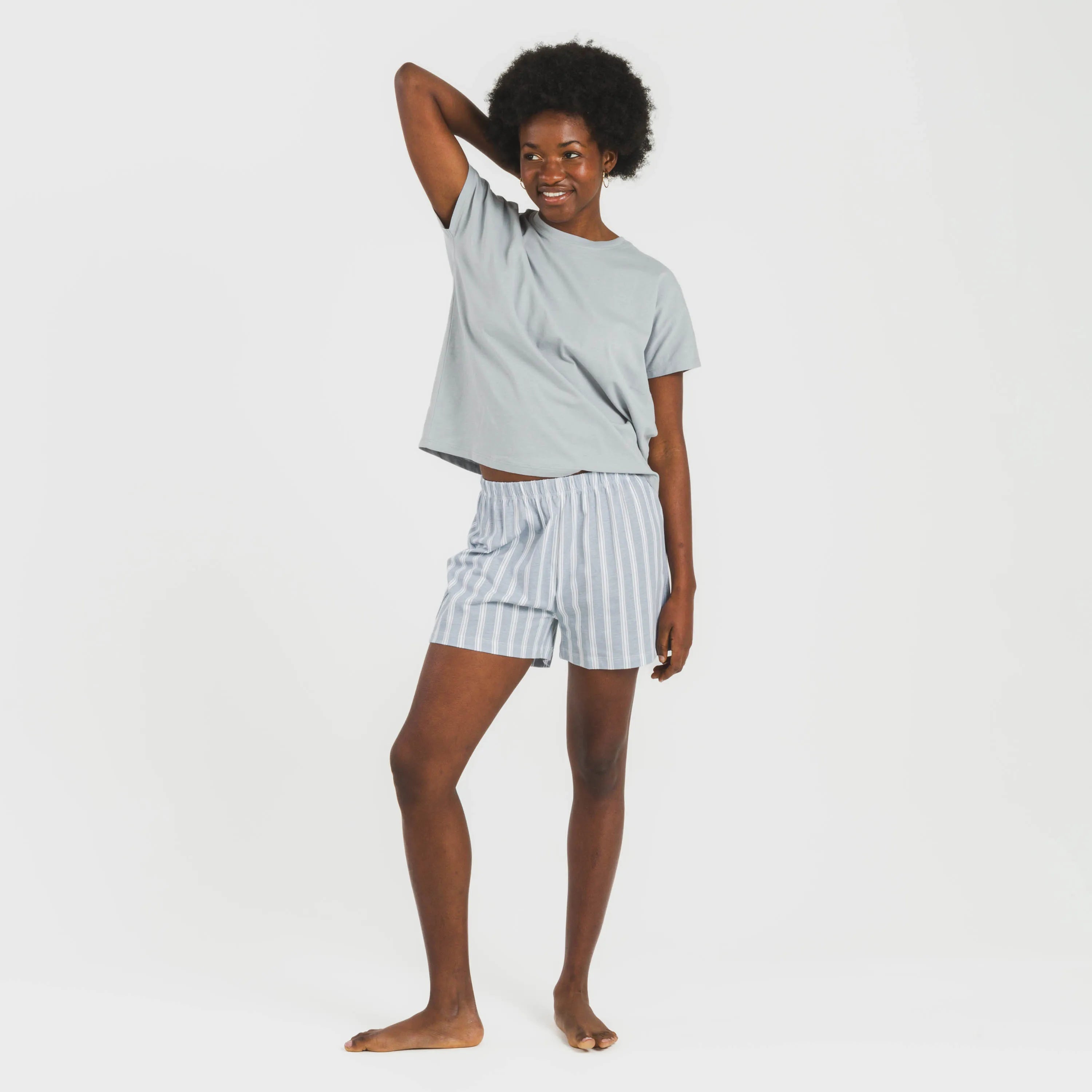 Pijama feminino de algodão com mangas curtas e estampa listrada Marseille em índigo.