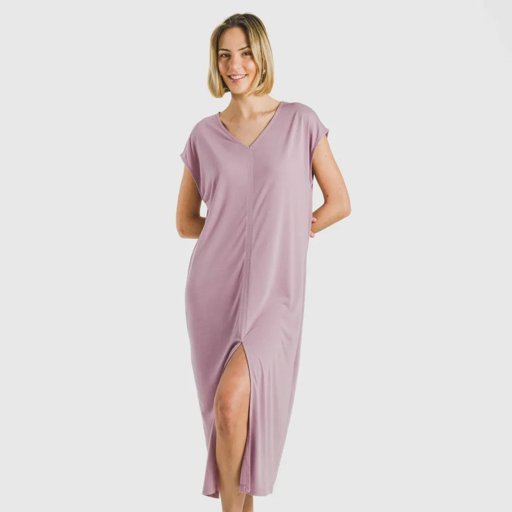 Vestido longo com mangas fluidas, em viscose lisa.