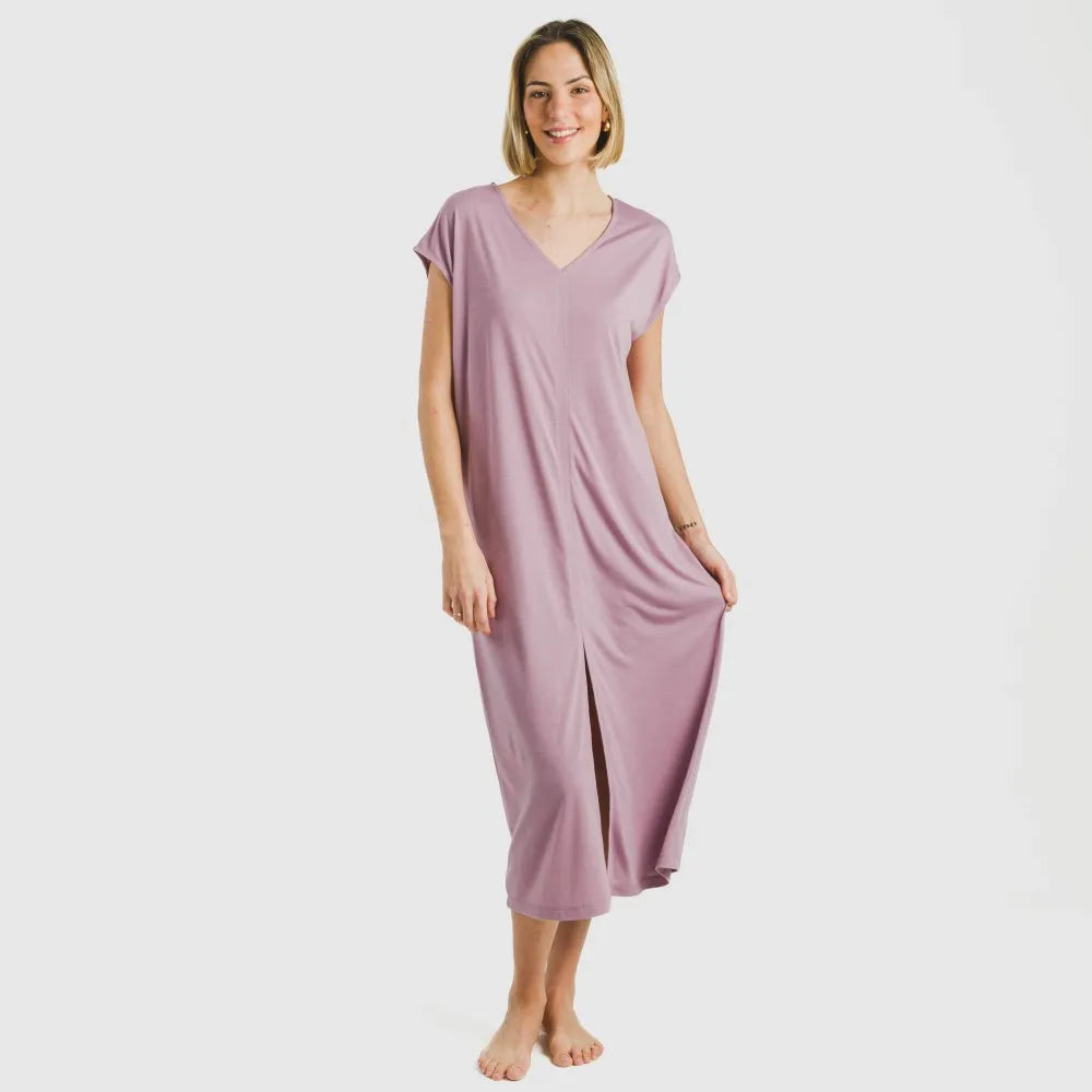 Vestido longo com mangas fluidas, em viscose lisa.