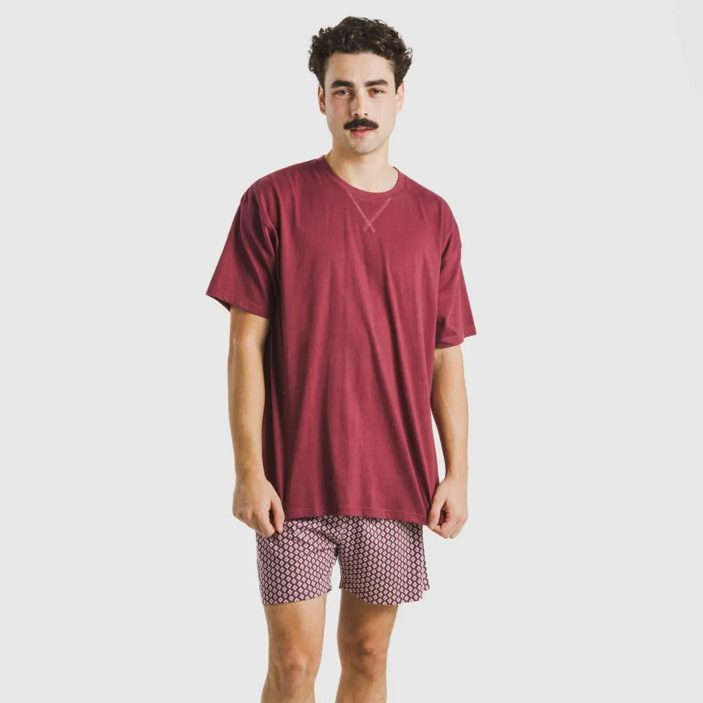Pijama curto masculino de algodão na cor bordô, estilo ousado.
