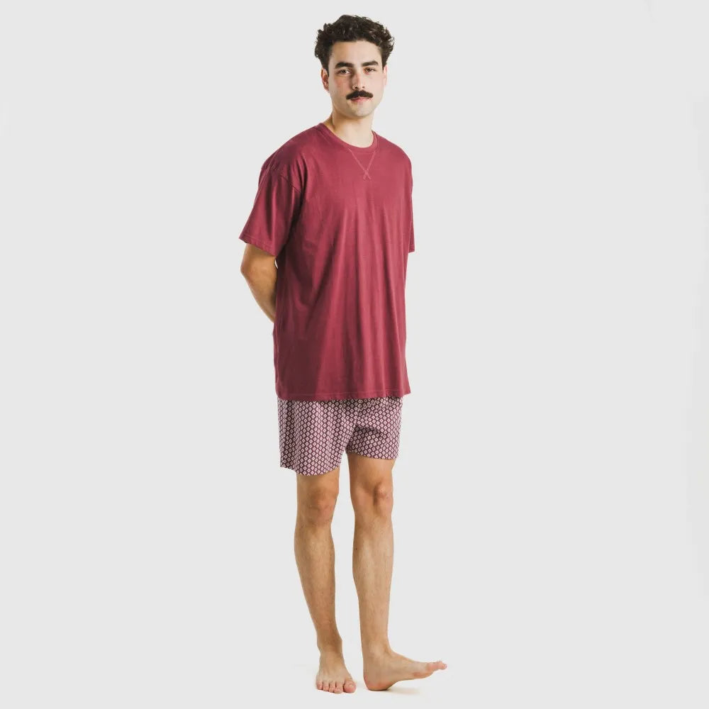 Pijama curto masculino de algodão na cor bordô, estilo ousado.
