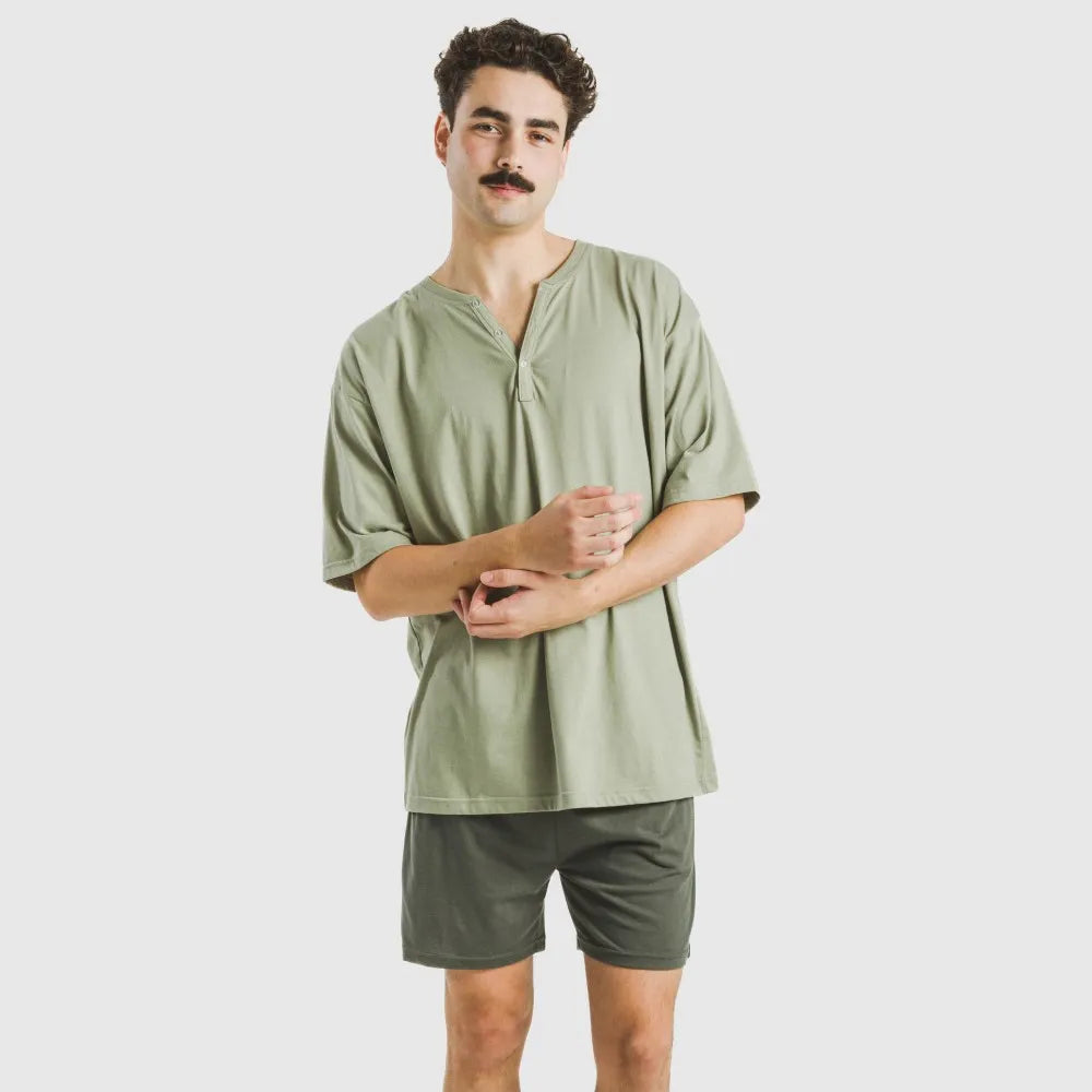 Pijama curto masculino com botões verde-claro e verde-escuro.