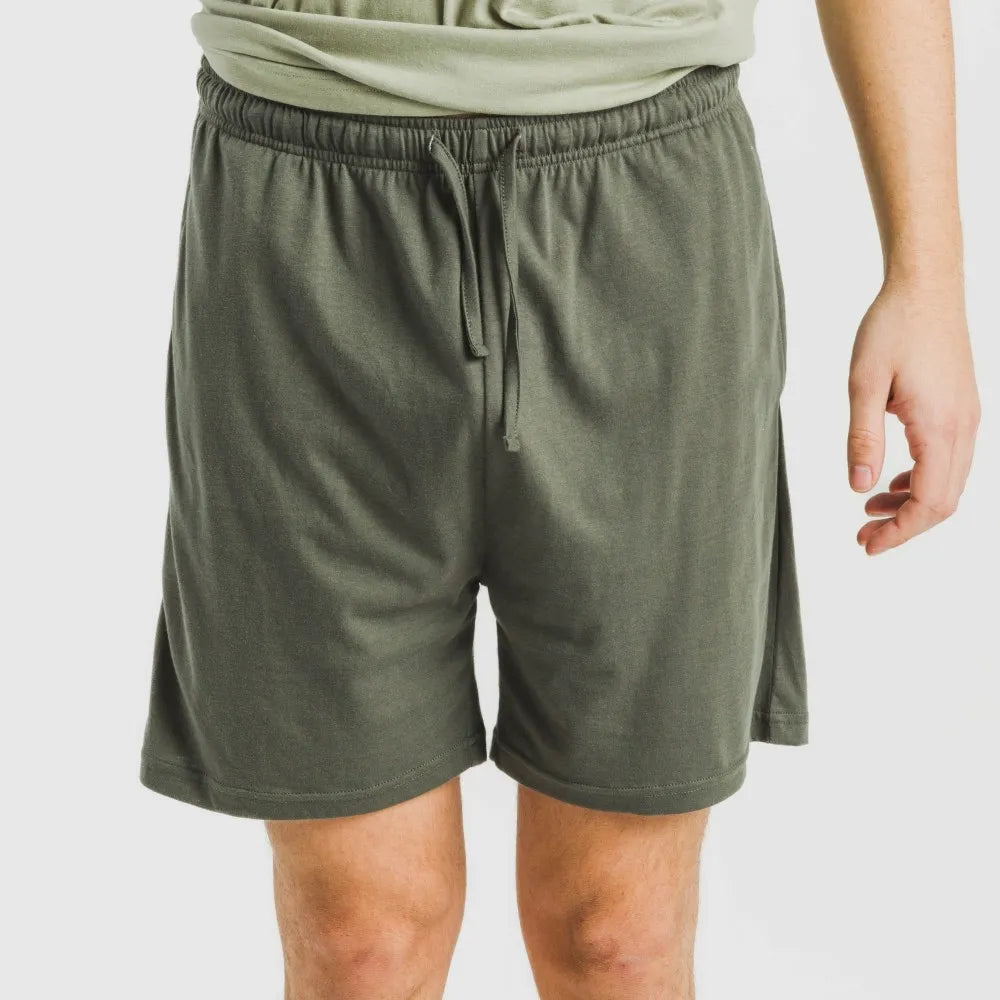 Pijama curto masculino com botões verde-claro e verde-escuro.