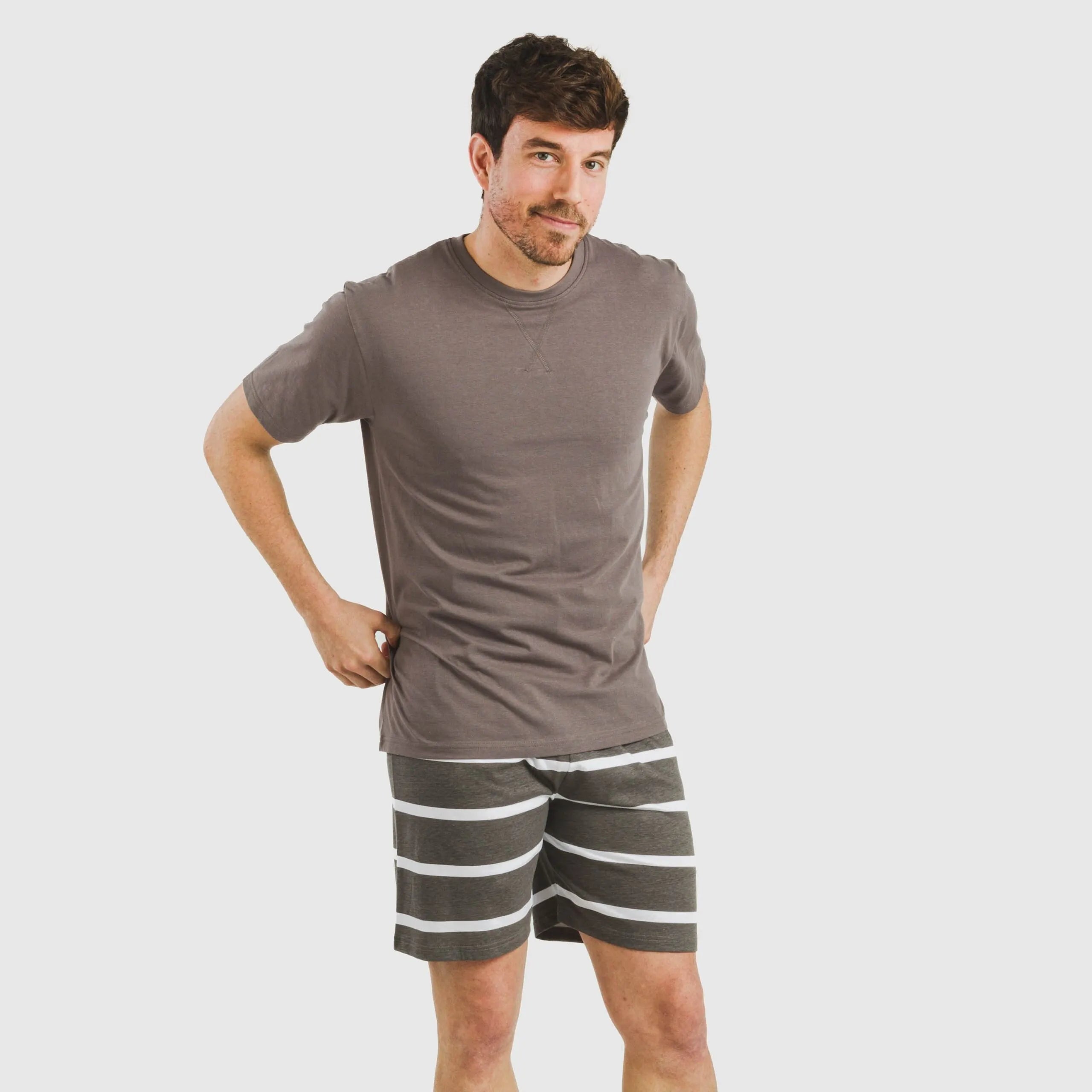 Pijama curto masculino de algodão listrado, novo, cor taupe.