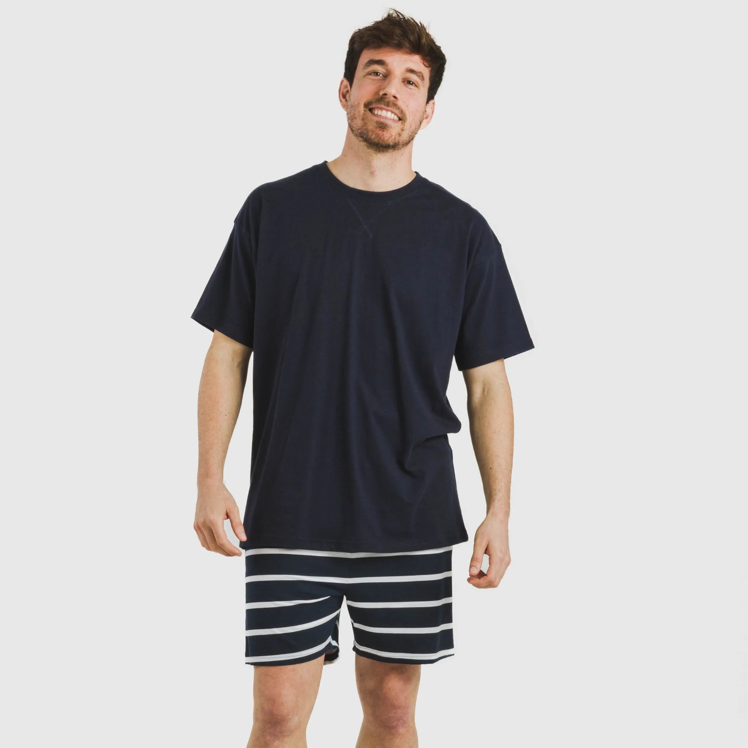 Pijama curto masculino de algodão, azul marinho com listras náuticas.