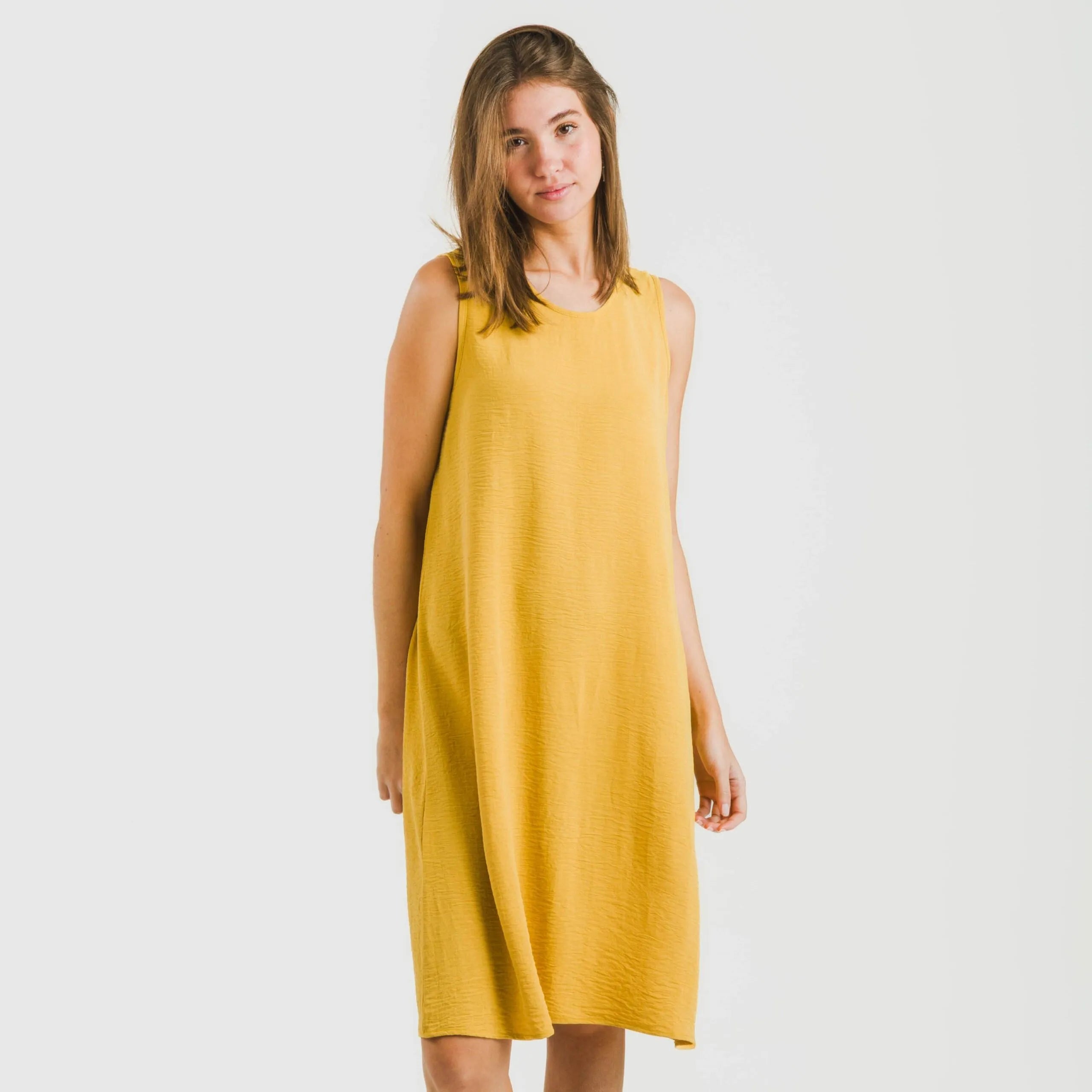 Vestido curto com alças, em musselina de algodão lisa.