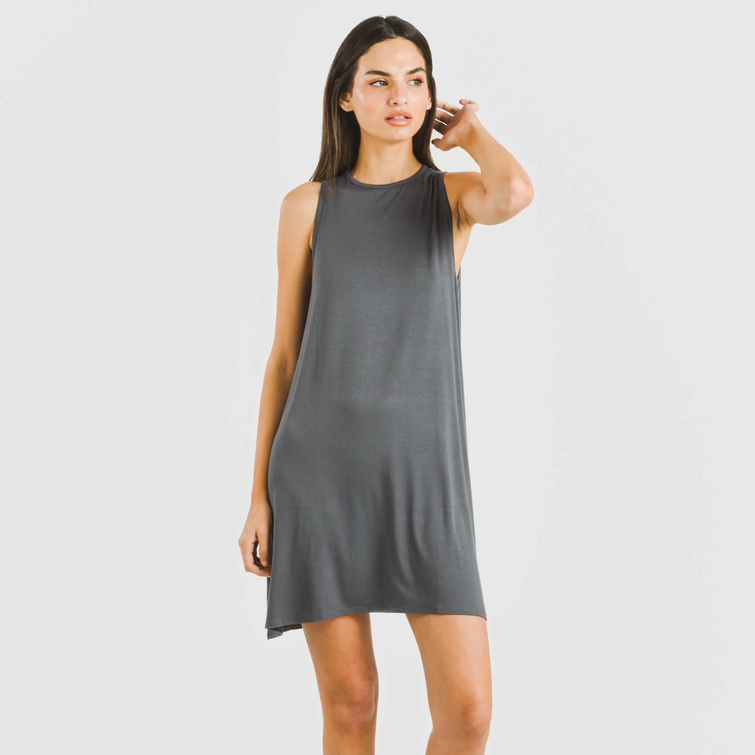 Vestido curto com alças, em viscose lisa.