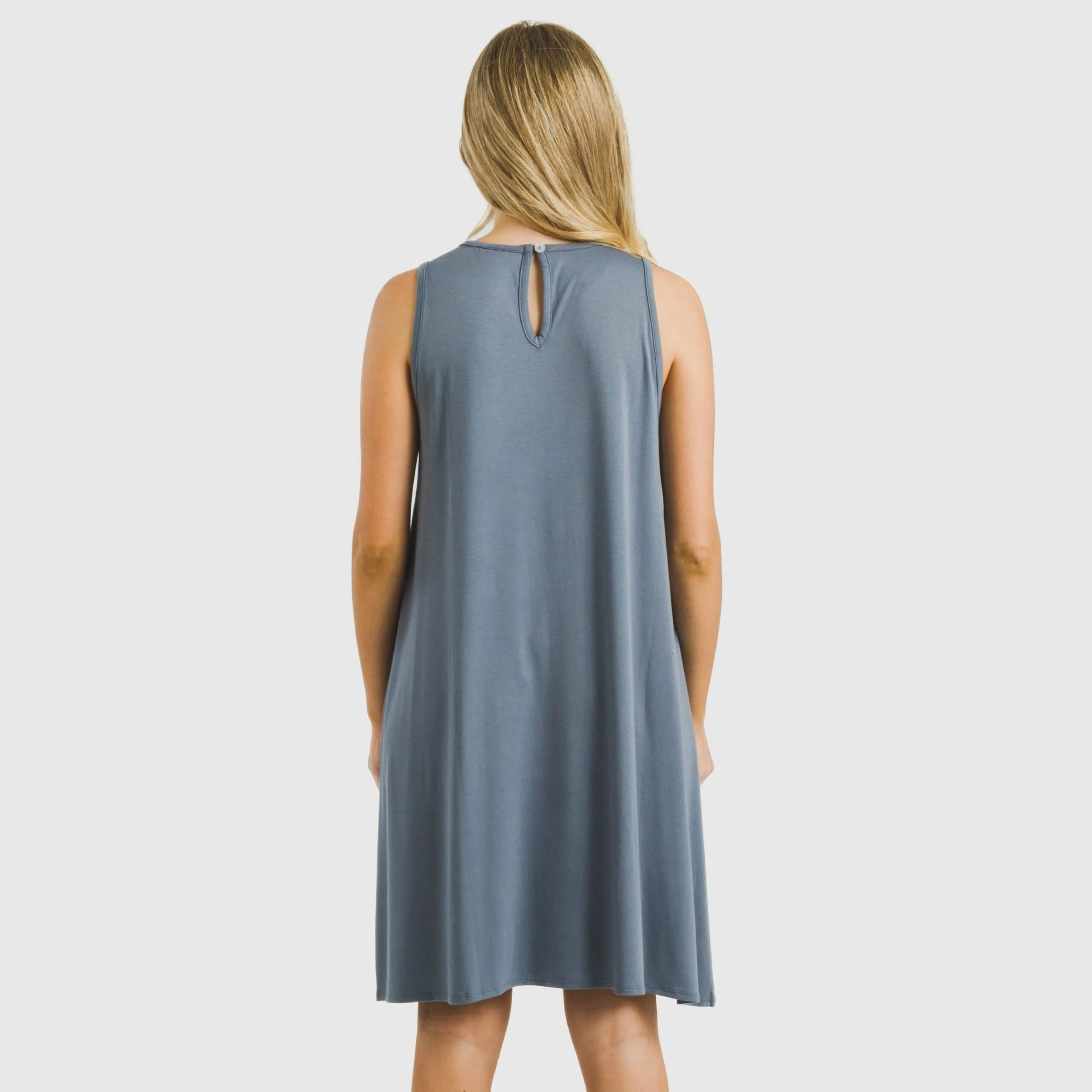 Vestido curto com alças, em viscose lisa.