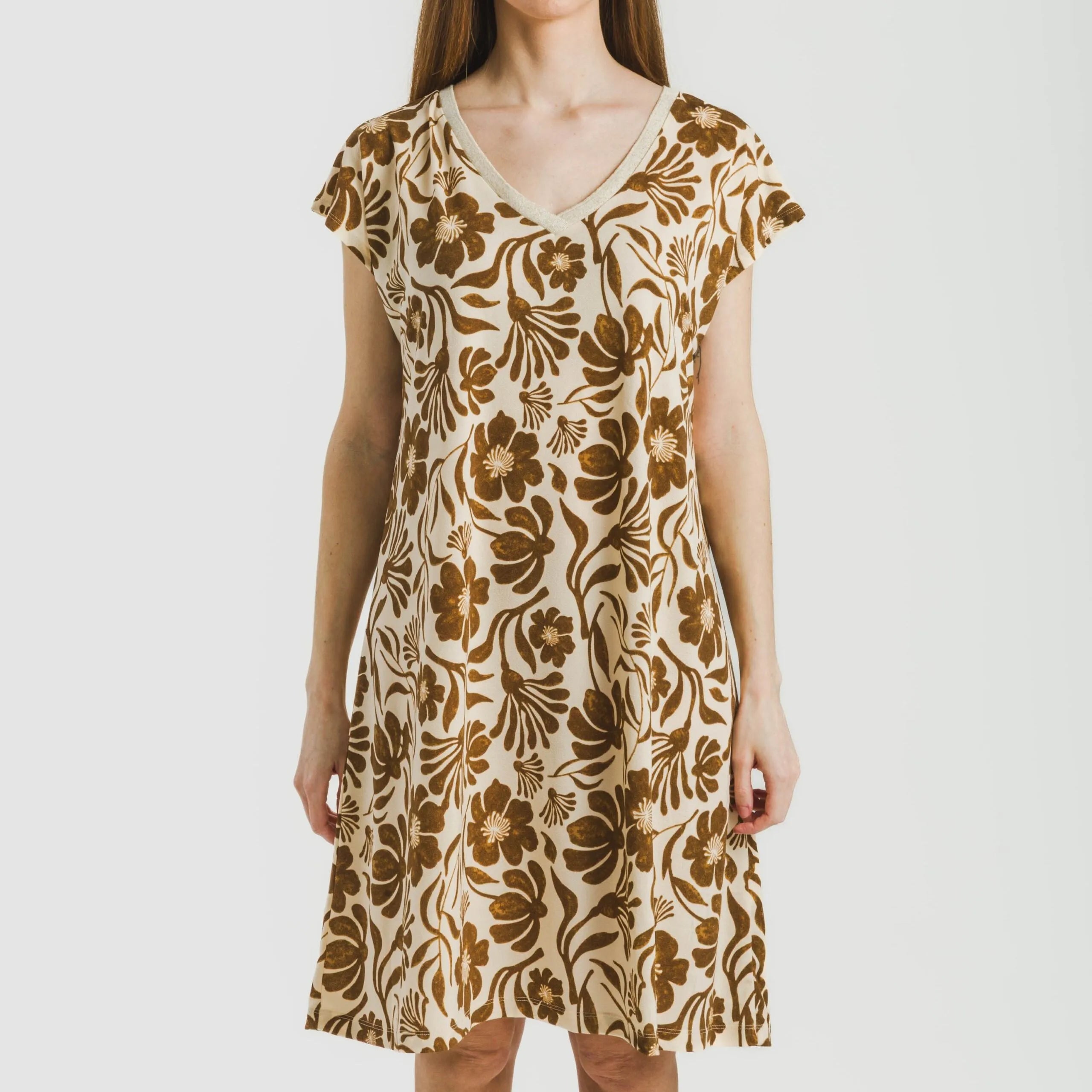 Vestido curto Alexis em crepe marrom com mangas fluidas.